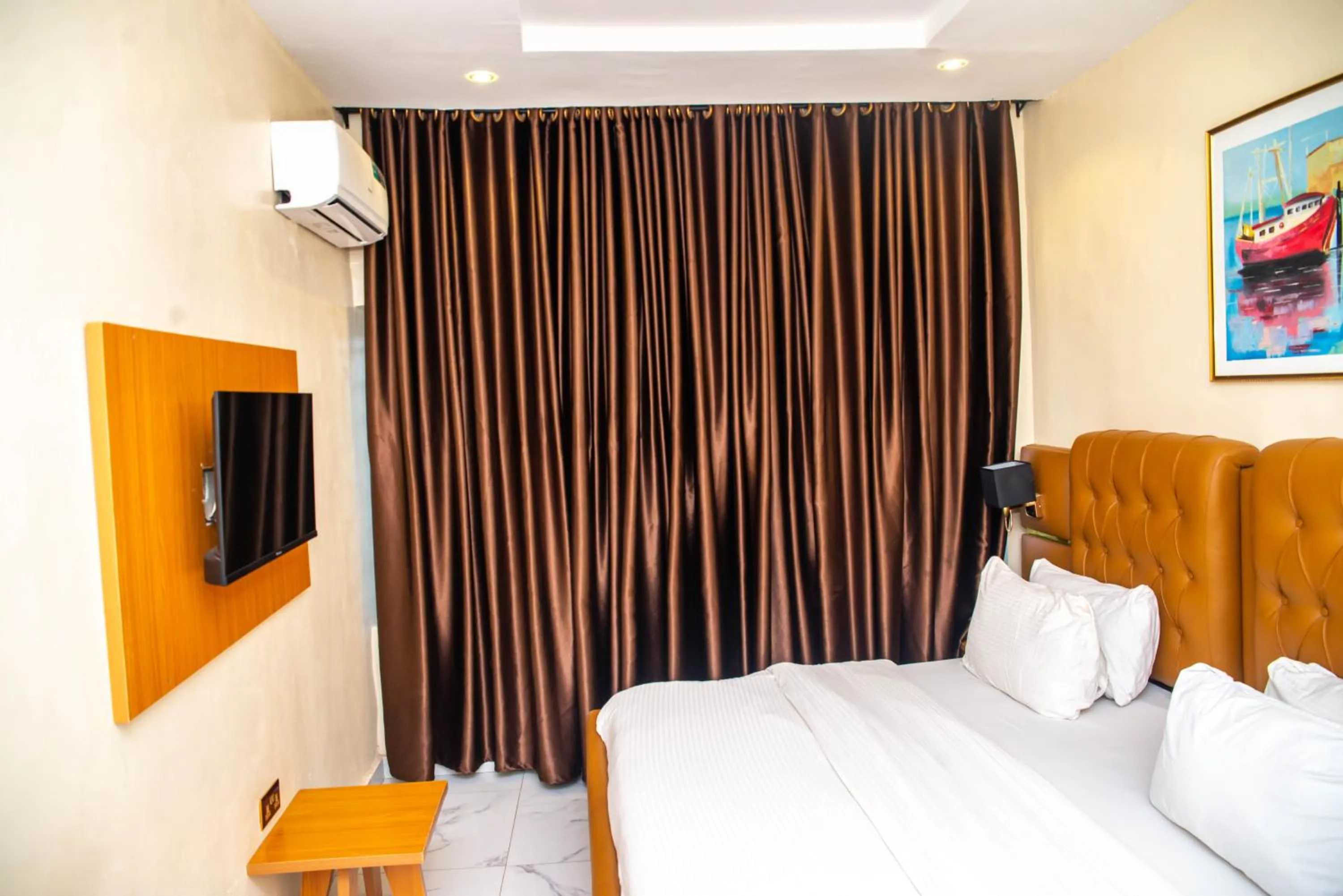 Bed in Buddiez Hotel & Resort