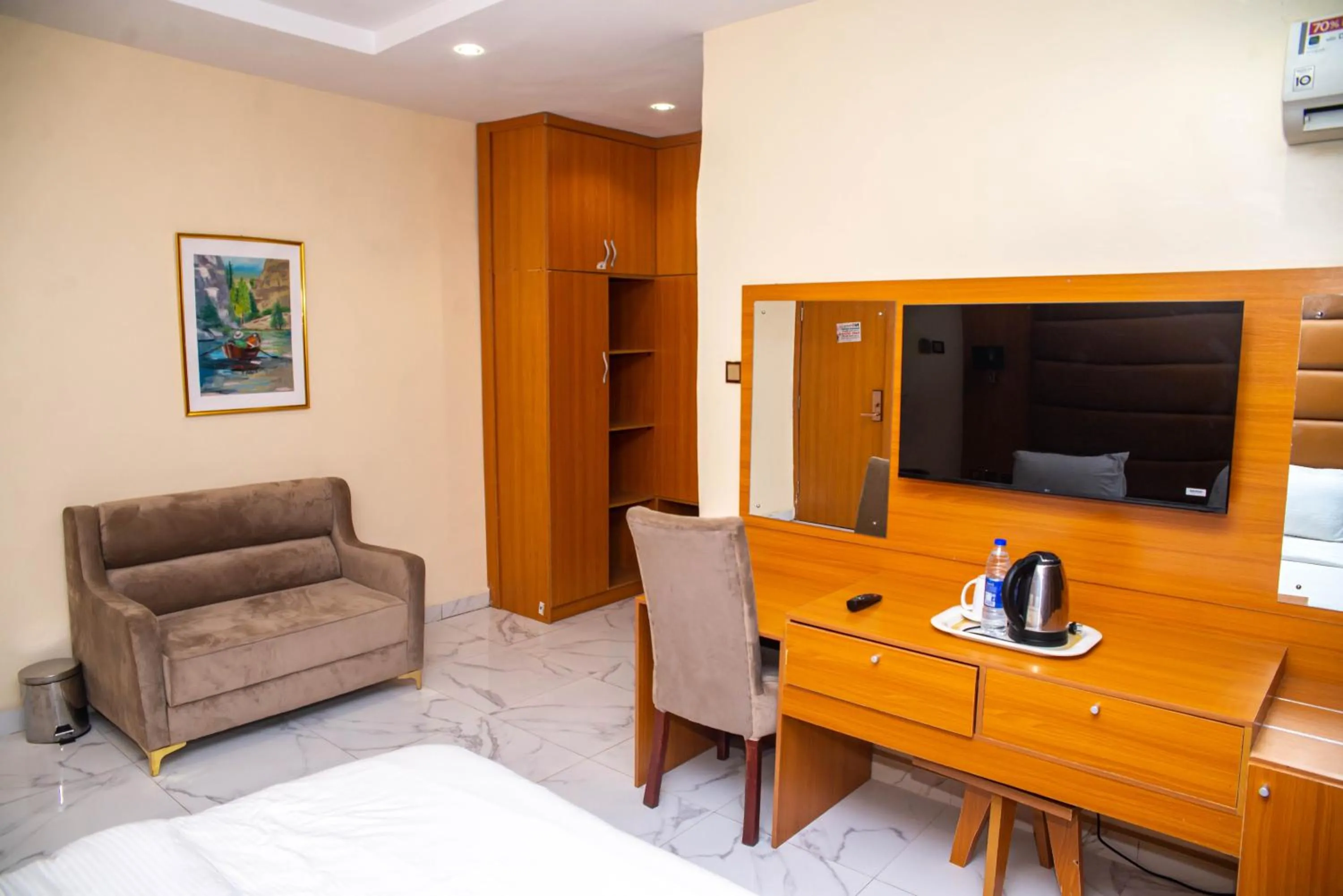 Buddiez Hotel & Resort