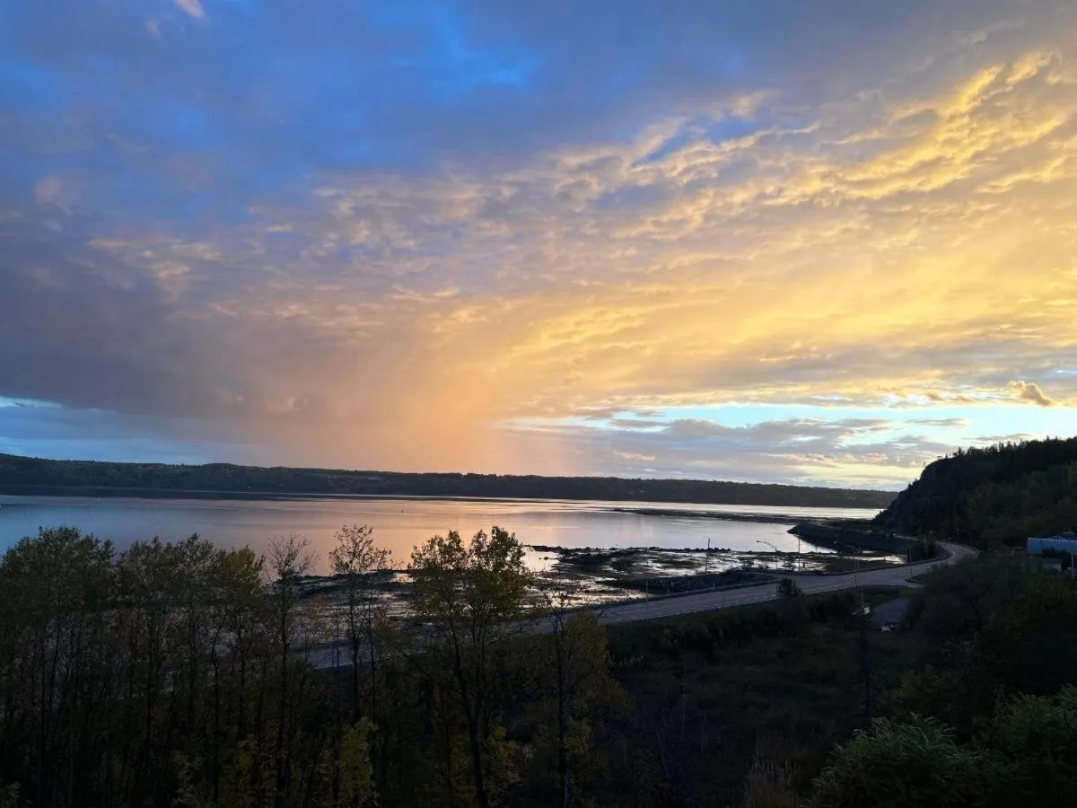 Landmark view in Séjour Flèche du fjord vue Saguenay Mont Valin