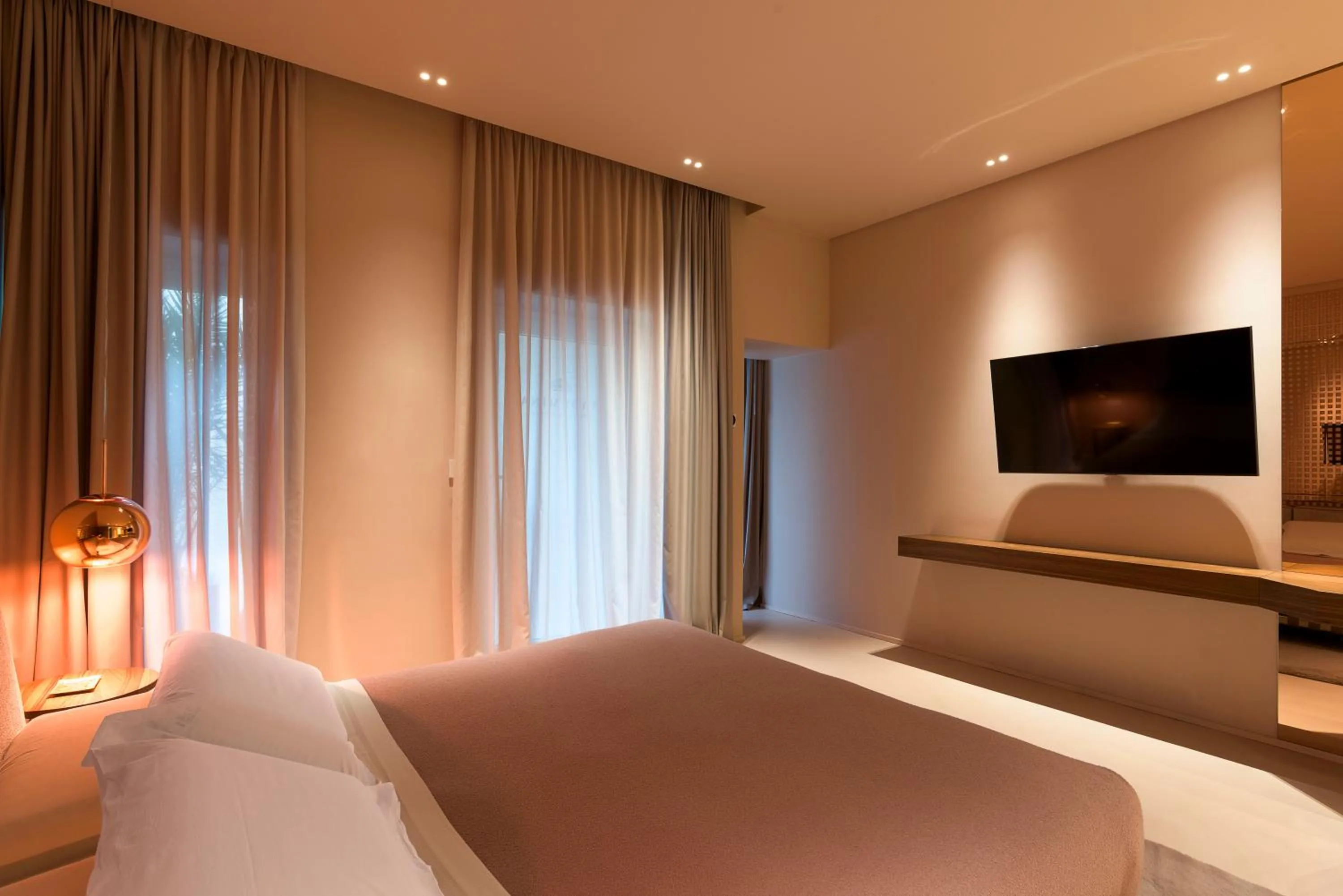 Photo of the whole room, Bed in Taormina Infinity Suites