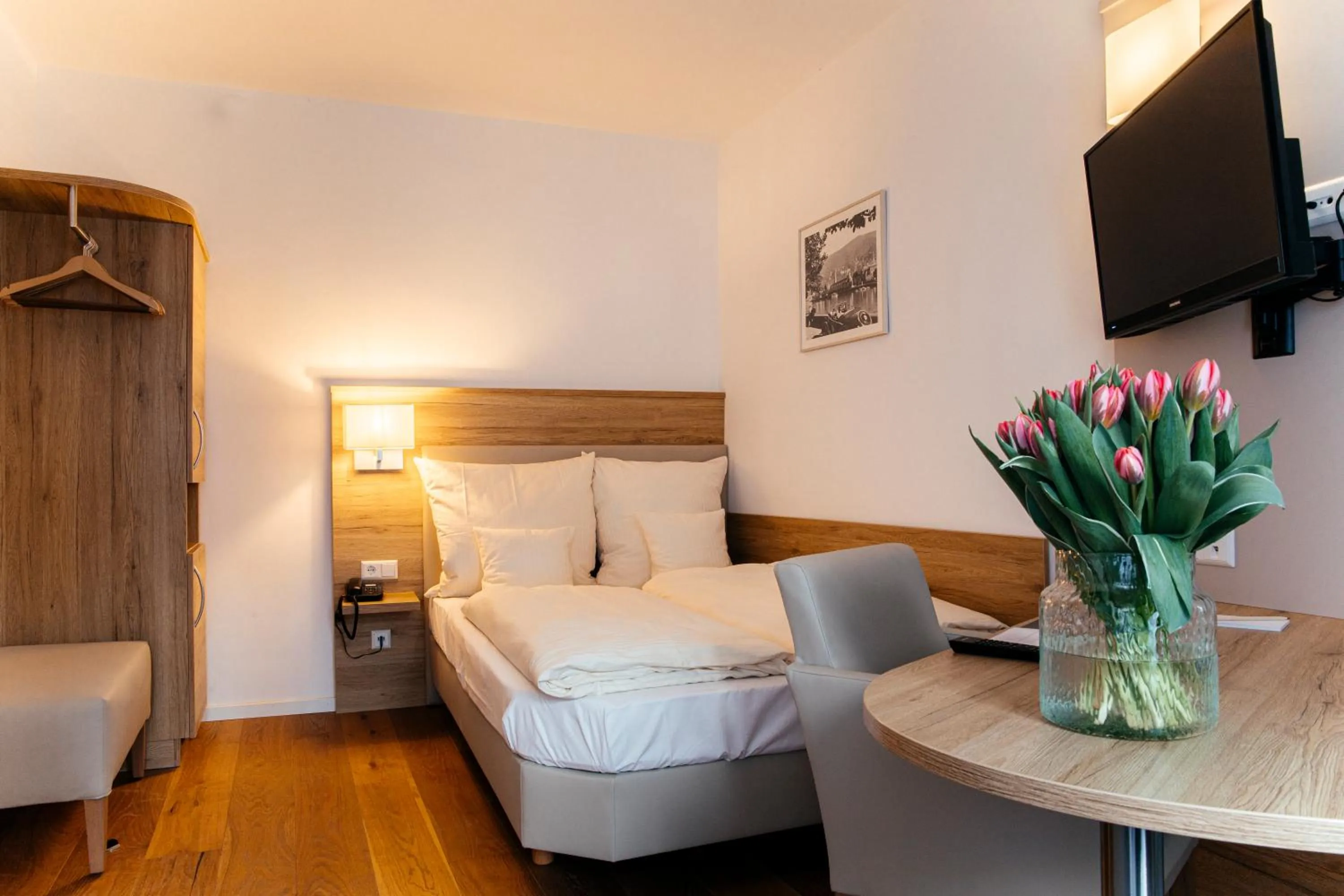 room service, Bed in Hotel Perkeo