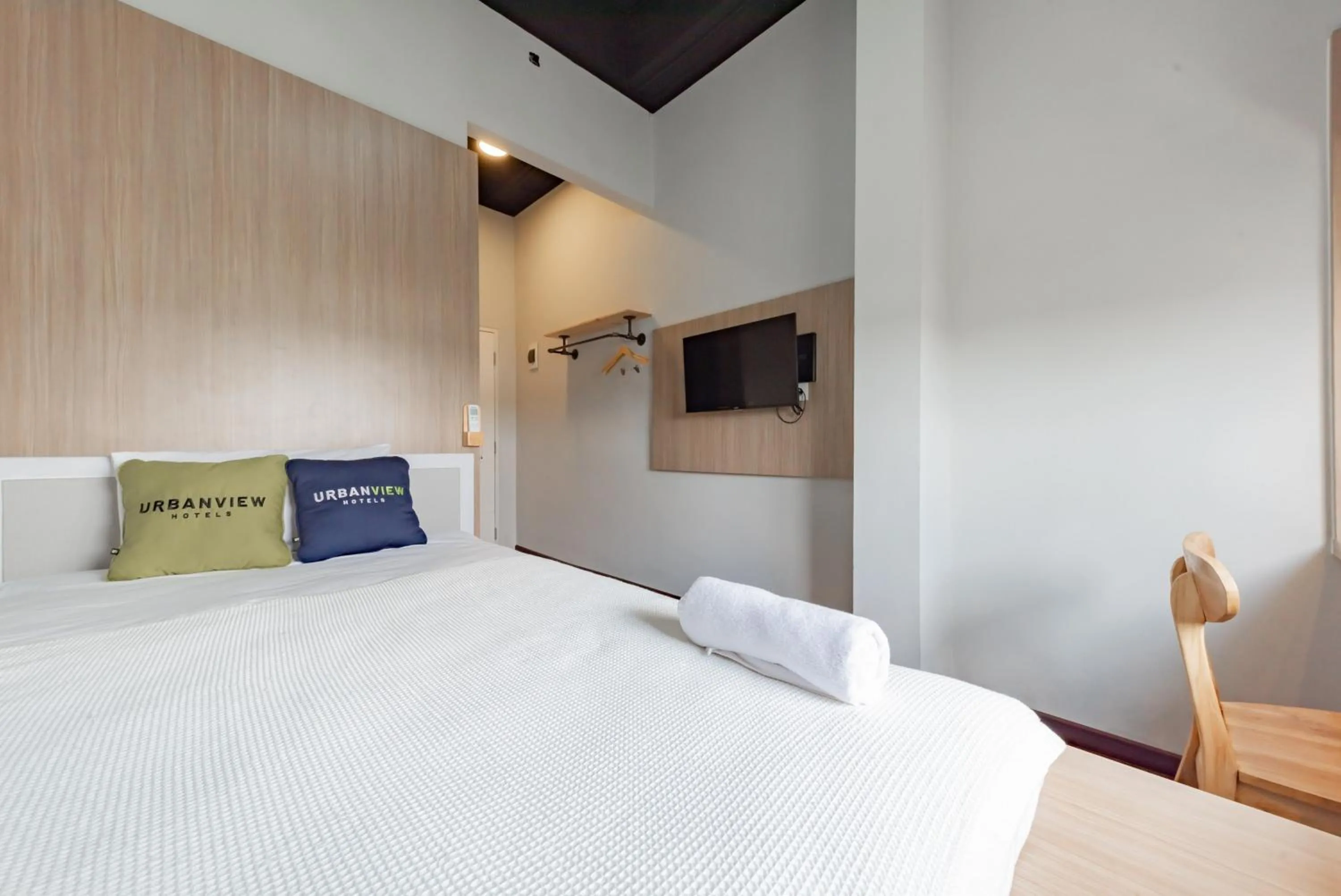 Bedroom, Bed in Urbanview Hotel The Tang Balikpapan by RedDoorz