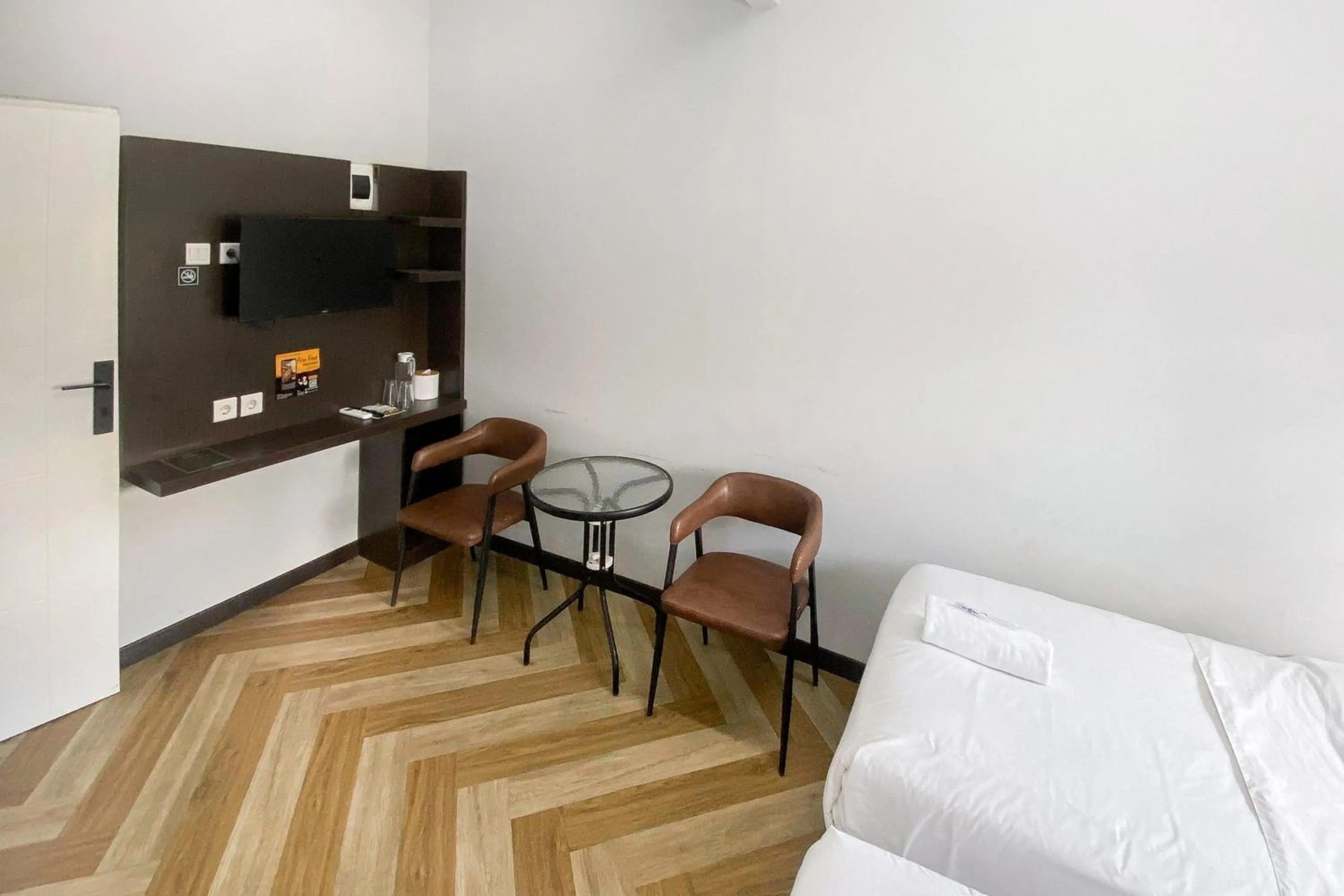 Seating area, Bed in Urbanview Hotel The Tang Balikpapan by RedDoorz