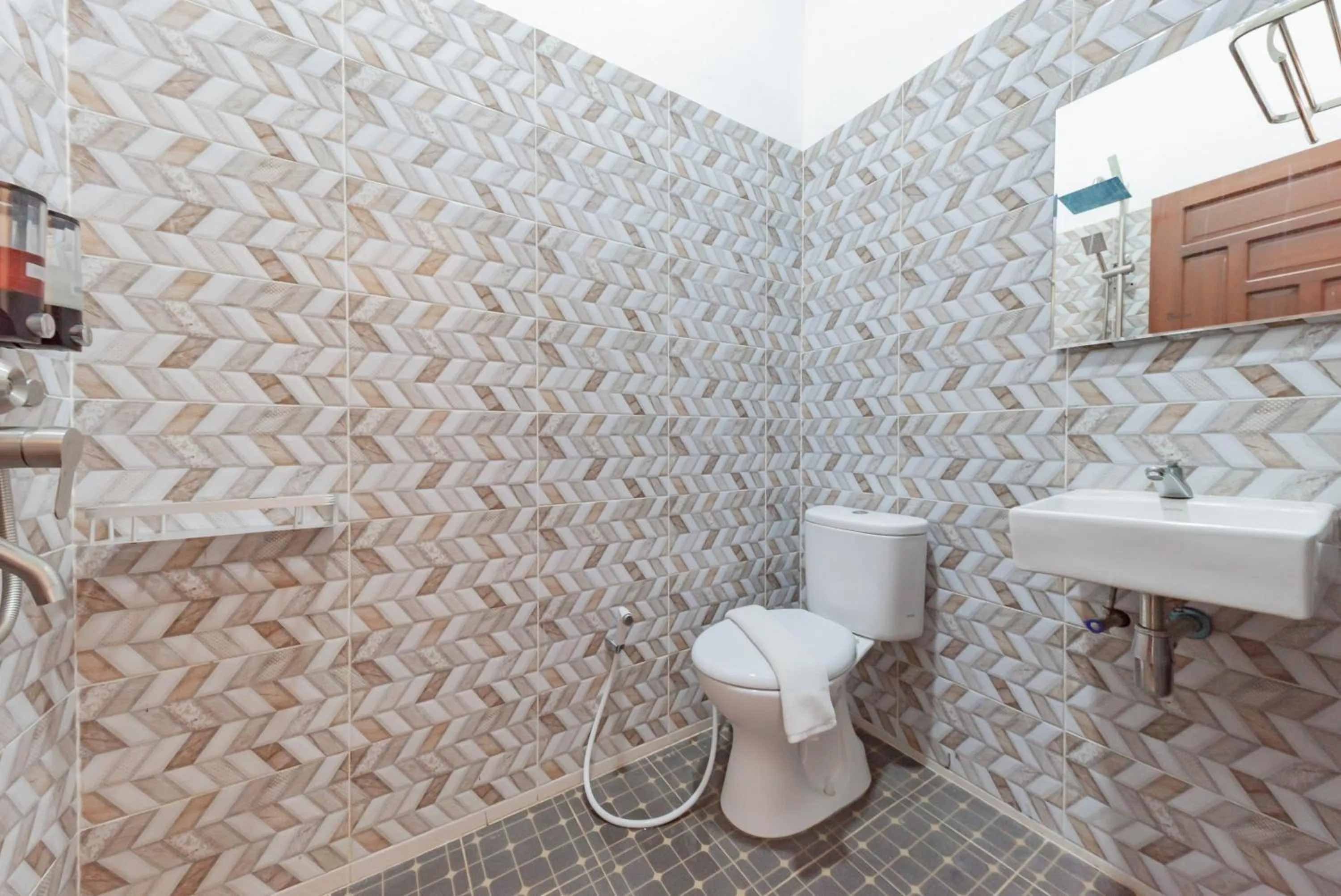 Bathroom in Urbanview Hotel The Tang Balikpapan by RedDoorz