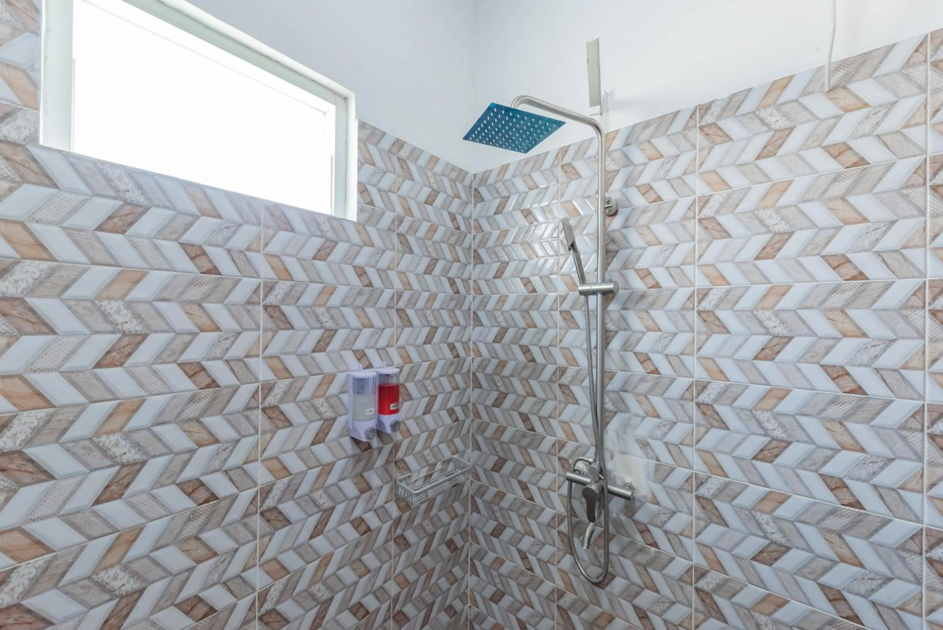 Bathroom in Urbanview Hotel The Tang Balikpapan by RedDoorz