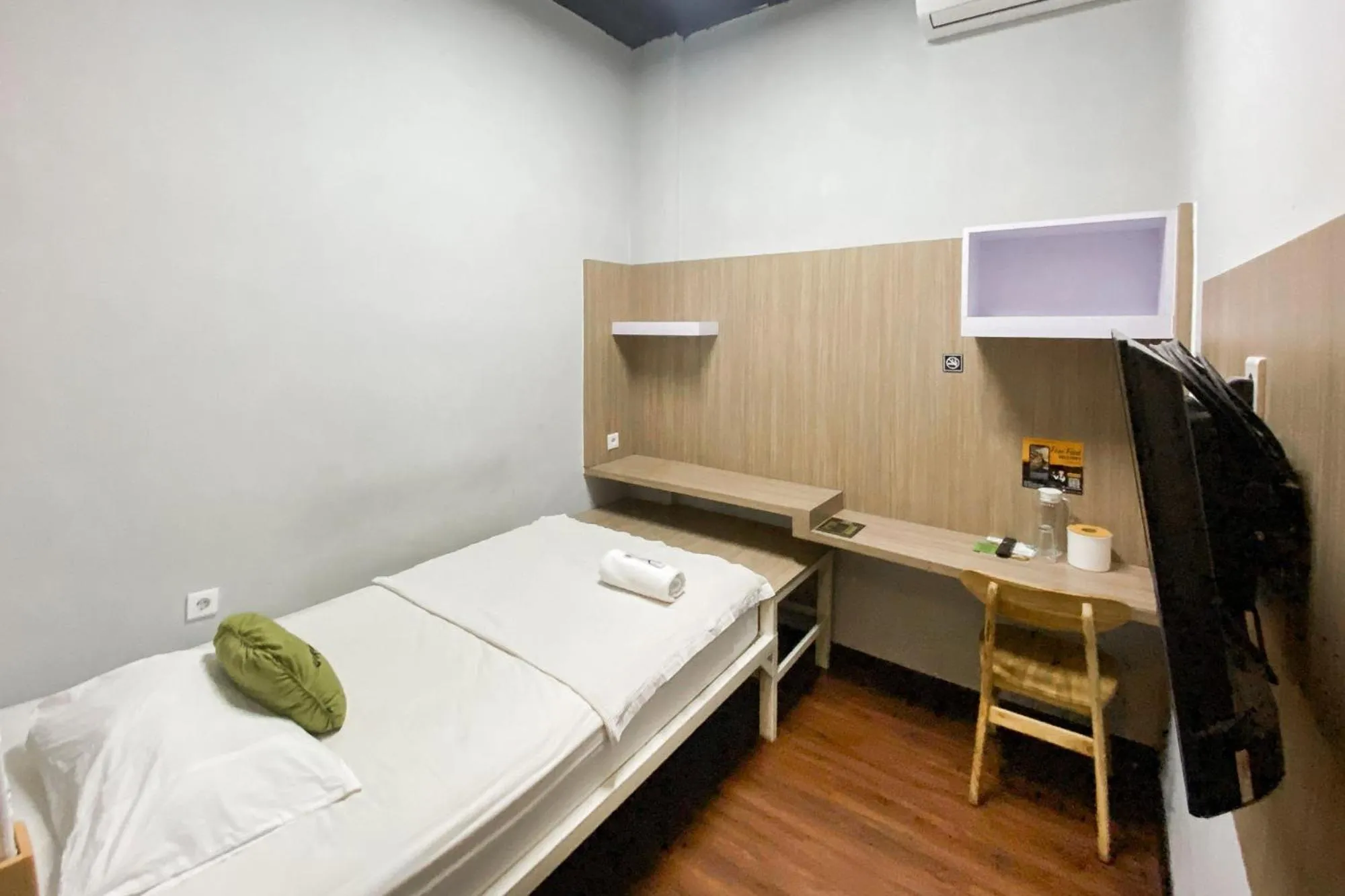 Bedroom, Bed in Urbanview Hotel The Tang Balikpapan by RedDoorz