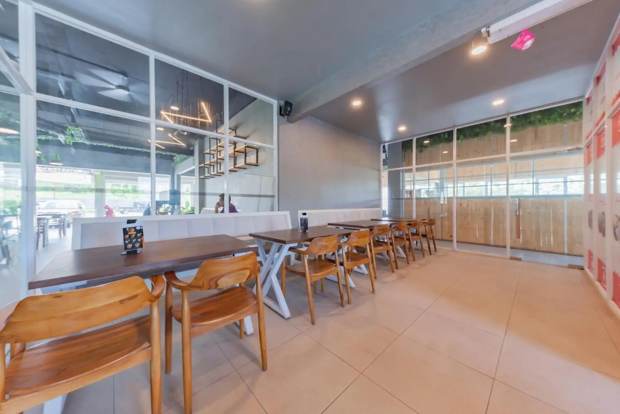 Restaurant/places to eat in Urbanview Hotel The Tang Balikpapan by RedDoorz Restaurant/places to eat in Urbanview Hotel The Tang Balikpapan by RedDoorz