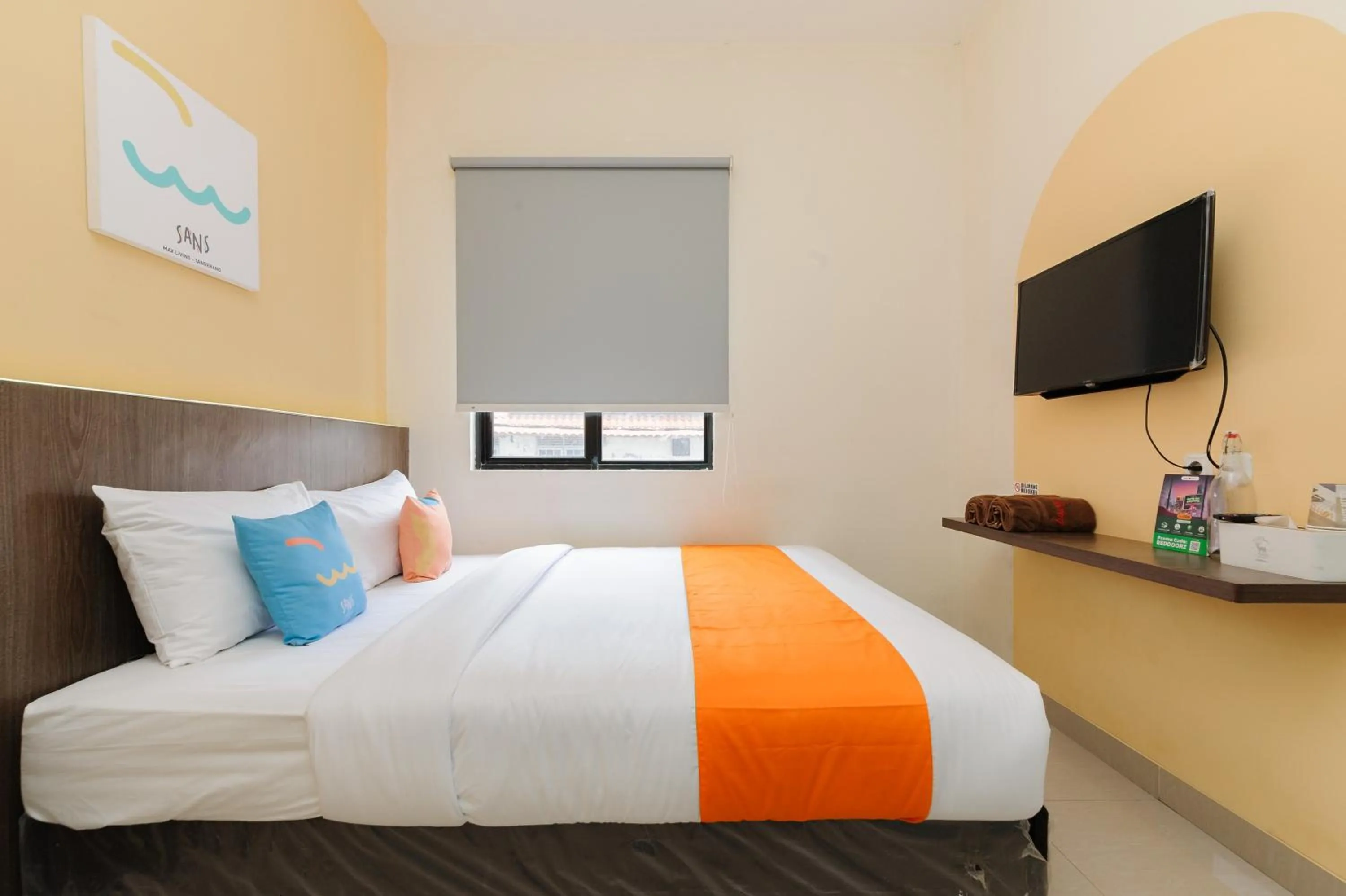 Bedroom, Bed in Sans Hotel Max Living Cengkareng