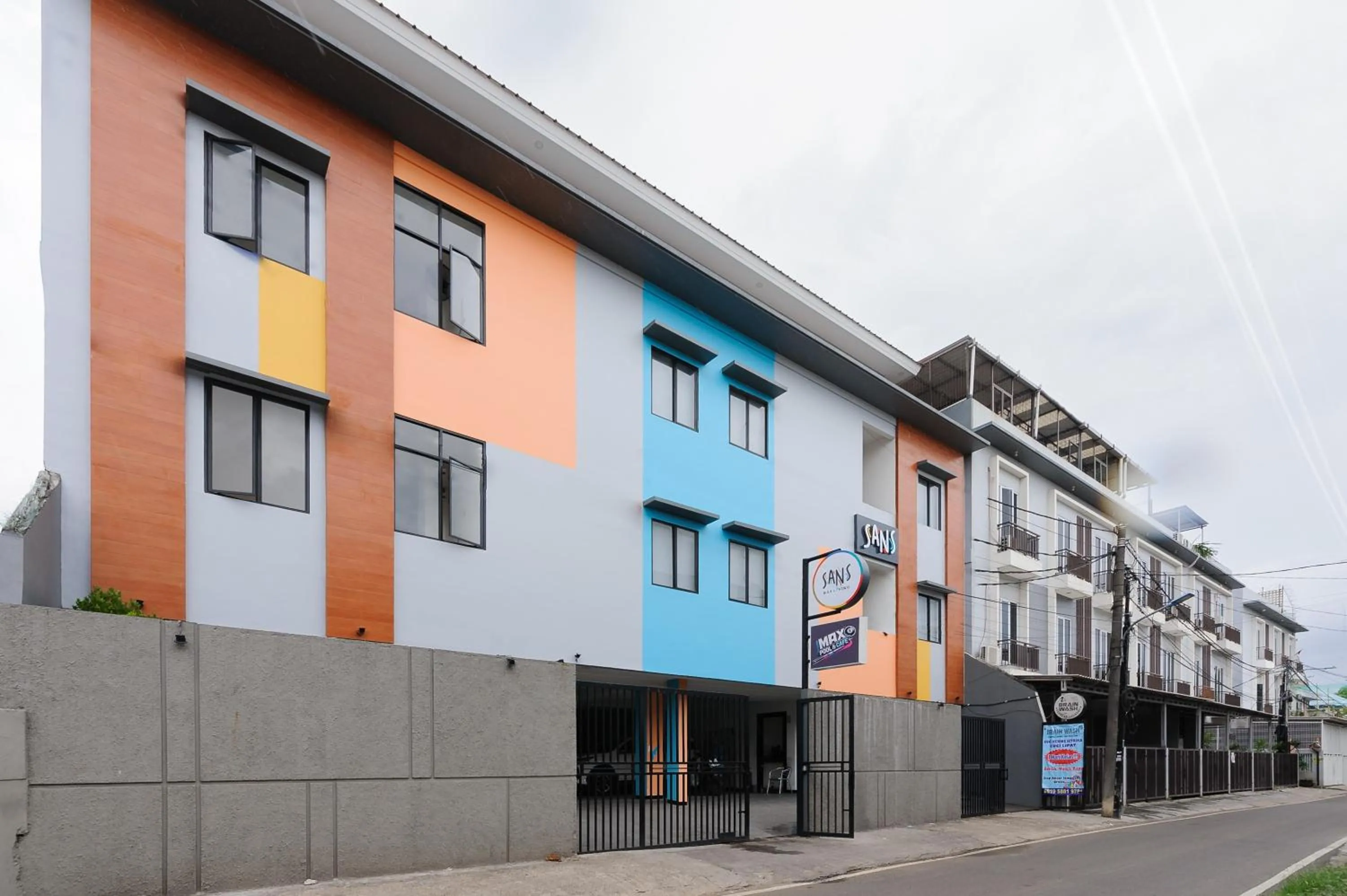Facade/entrance in Sans Hotel Max Living Cengkareng