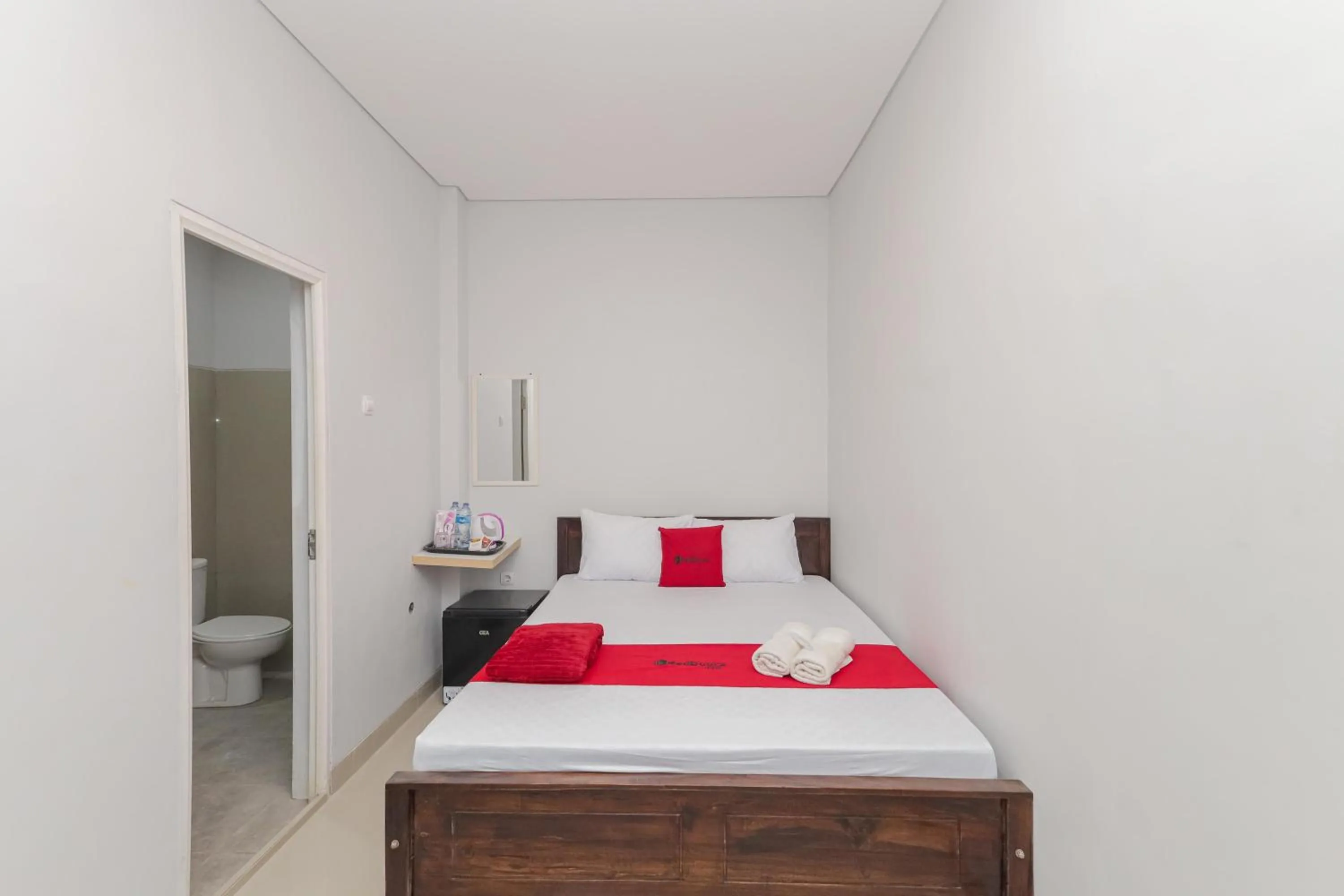 Bedroom, Bed in RedDoorz @ Gedangan Sidoarjo