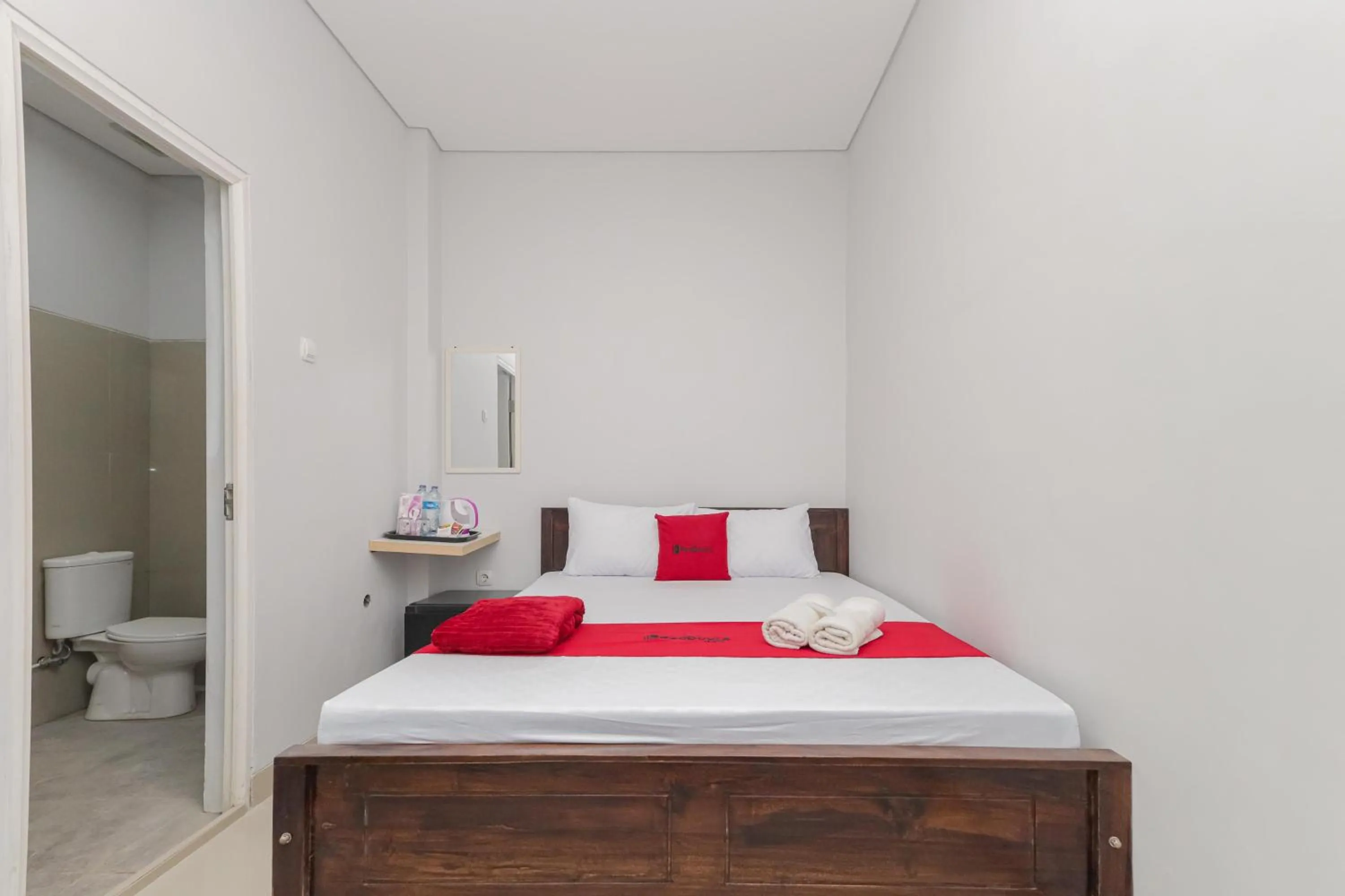 Bedroom, Bed in RedDoorz @ Gedangan Sidoarjo