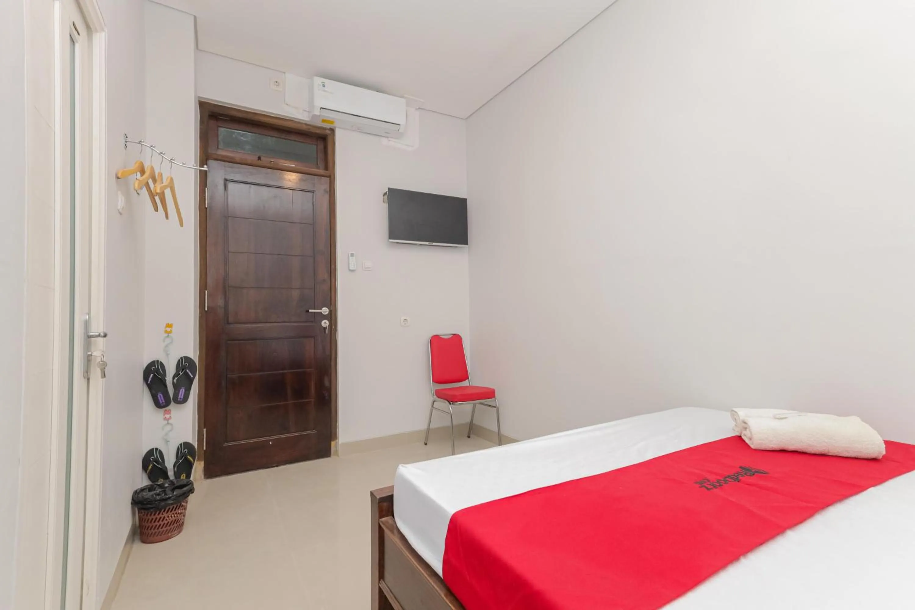 Bedroom, Bed in RedDoorz @ Gedangan Sidoarjo