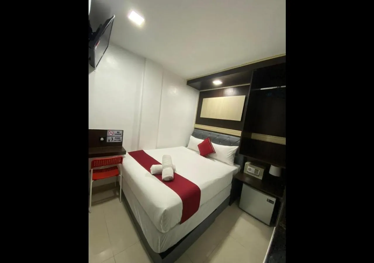Photo of the whole room, Bed in Red Velvet Inn Bukit Bintang