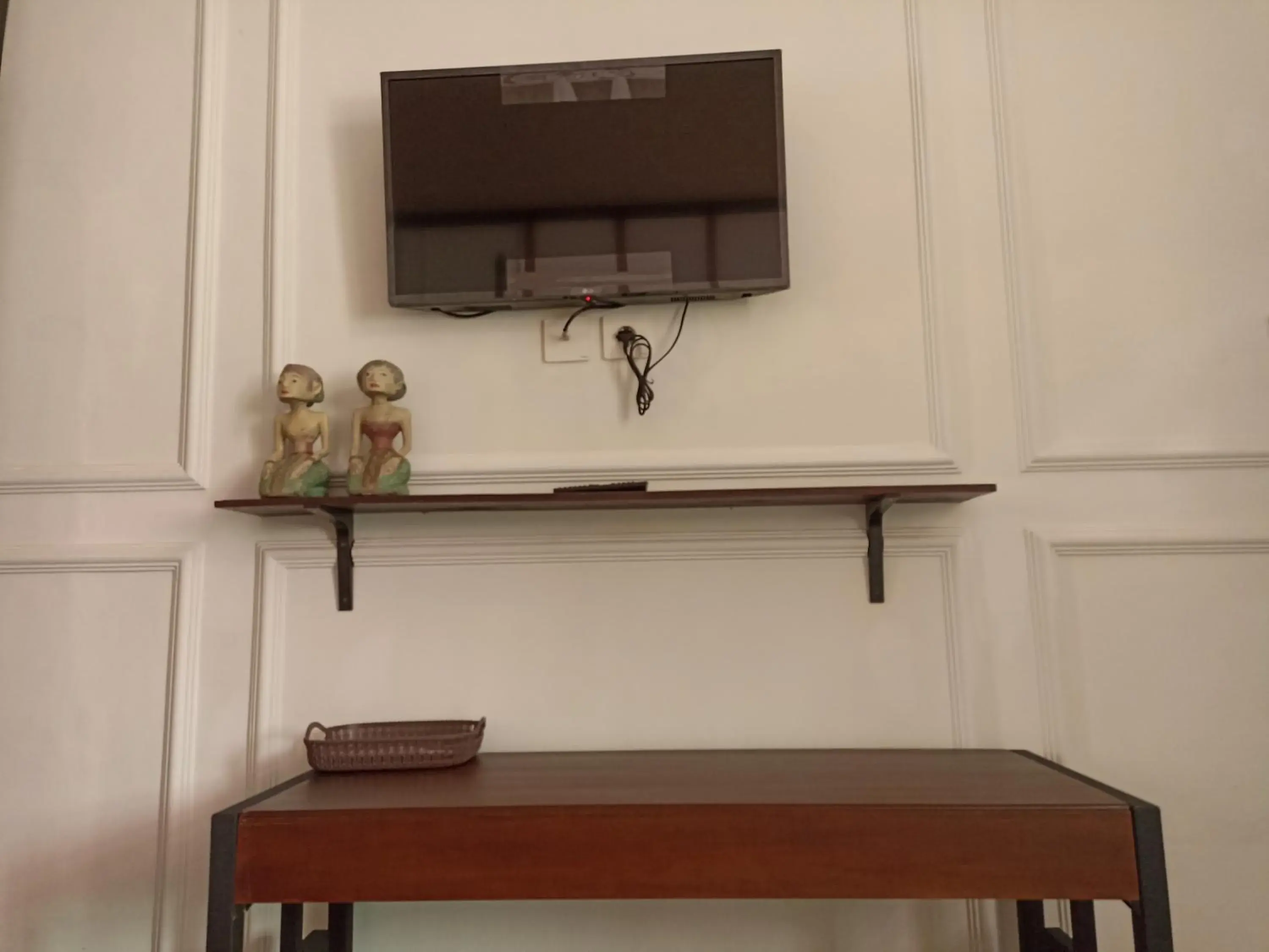 Deluxe Twin Room in Mruyung Guest House Kota Lama Banyumas Mitra RedDoorz Deluxe Twin Room in Mruyung Guest House Kota Lama Banyumas Mitra RedDoorz