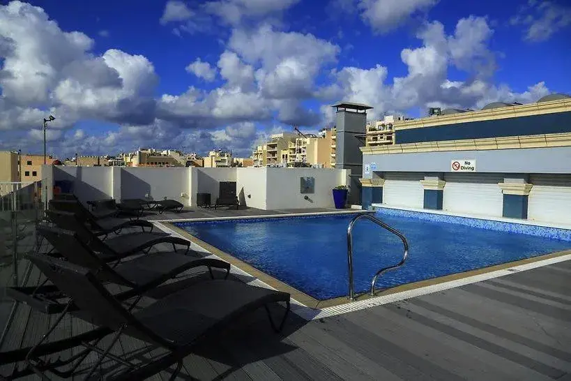 Swimming pool in Sliema Tigne Suites Swimming pool in Sliema Tigne Suites