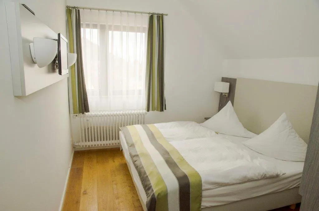 Bedroom, Bed in Hotel am Schloss