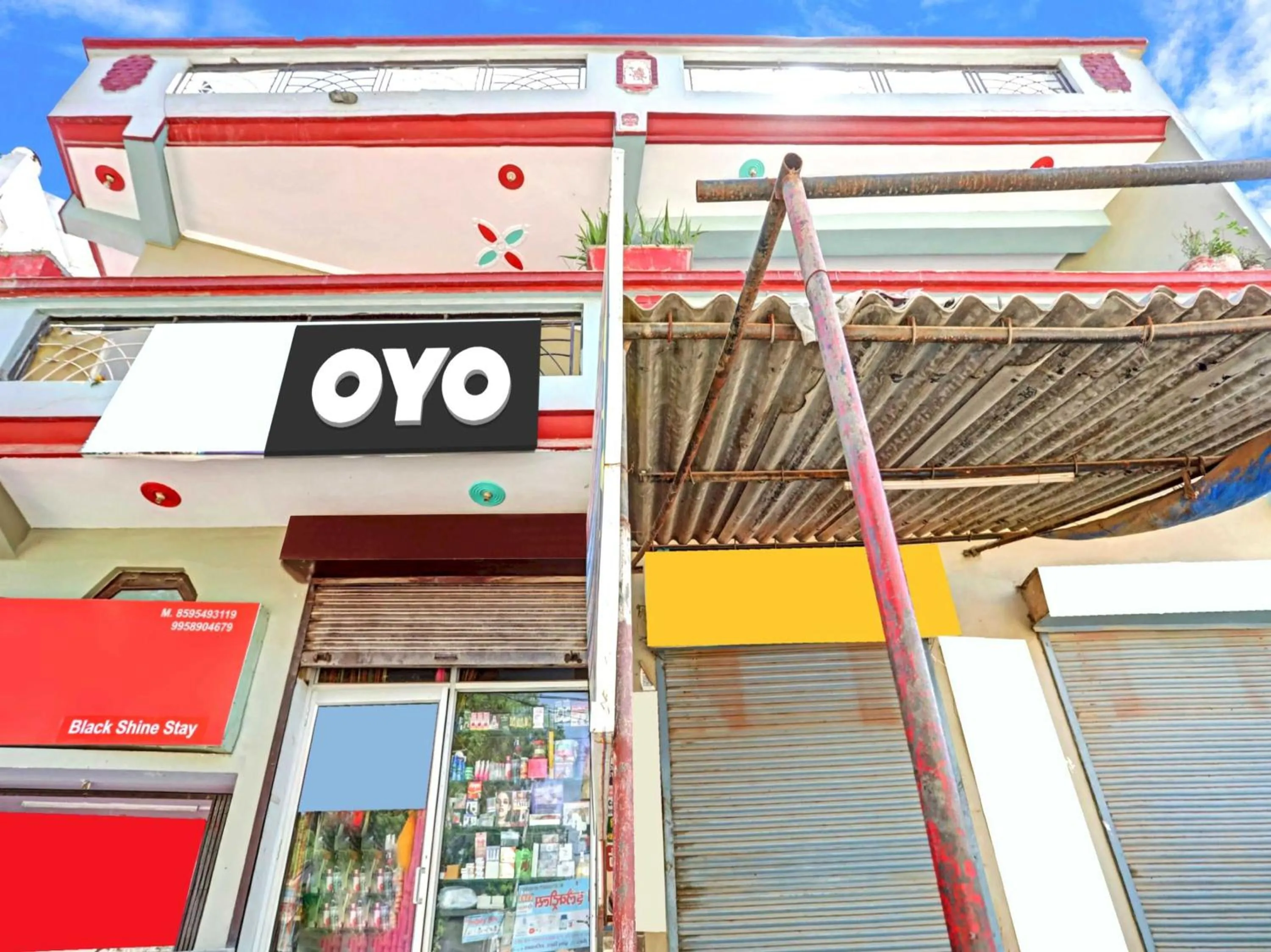 Facade/entrance in Hotel O by OYO Golden Residency