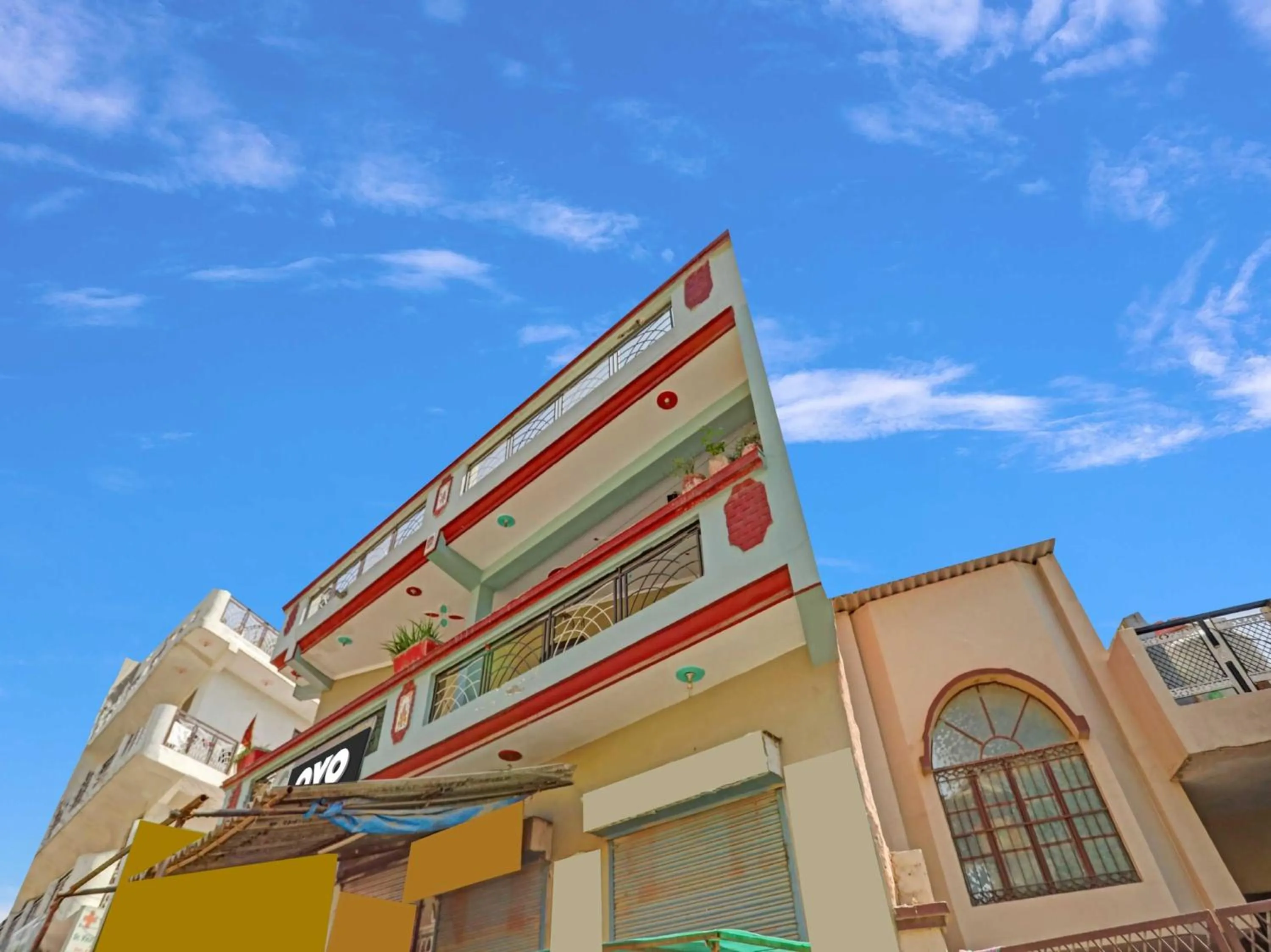 Facade/entrance in Hotel O by OYO Golden Residency