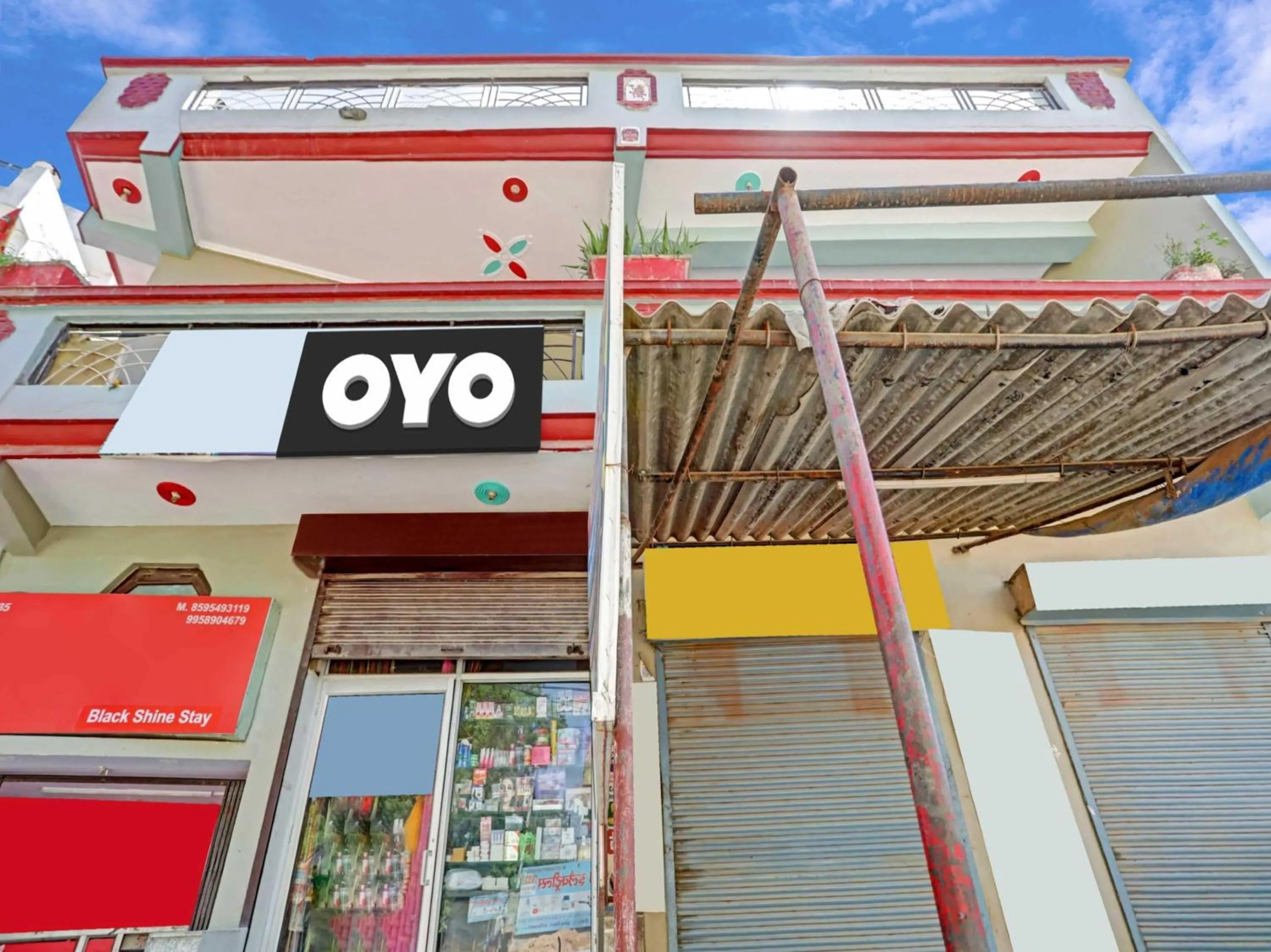 Facade/entrance in Hotel O by OYO Golden Residency