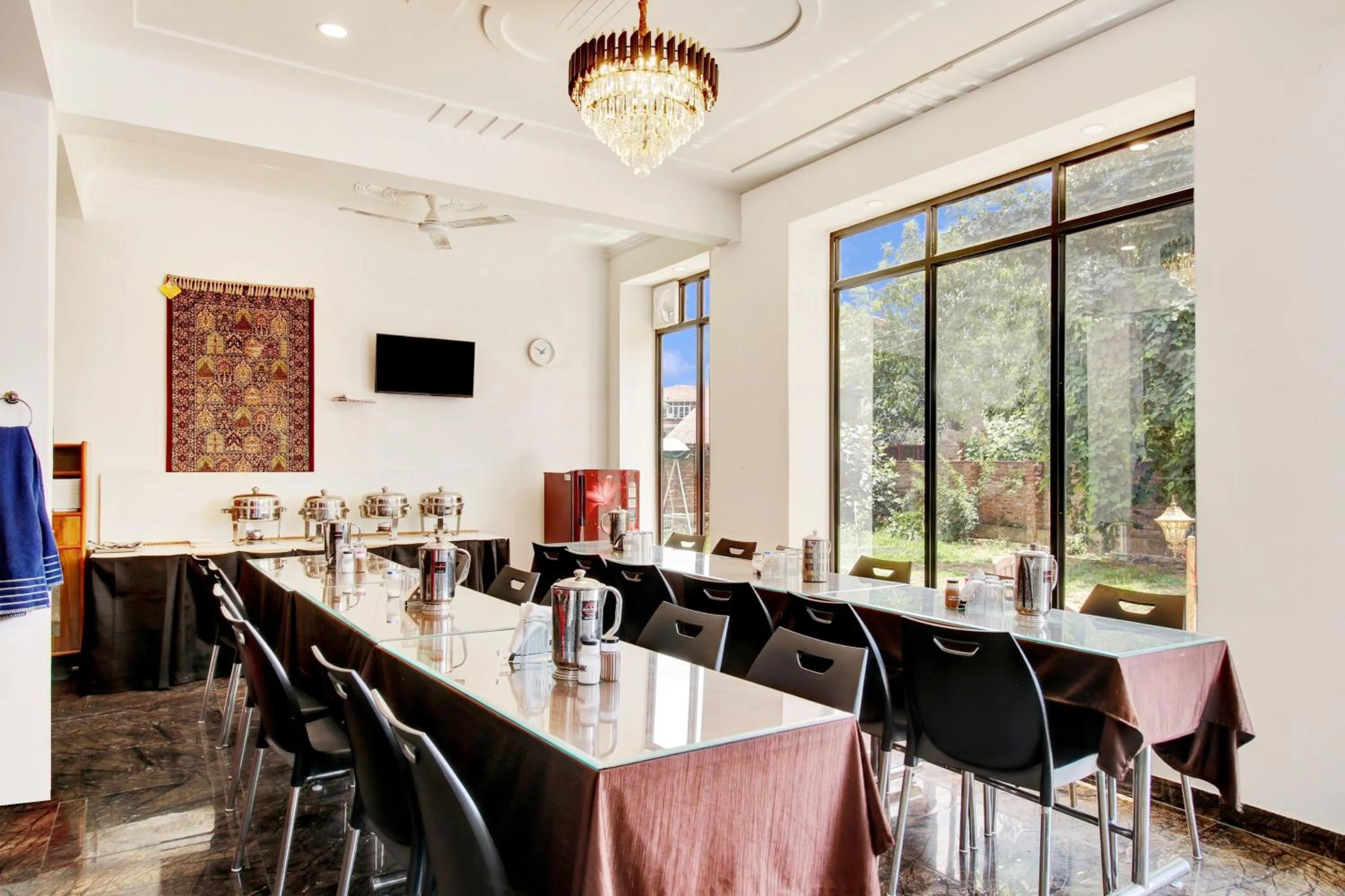 Dining area in Collection O Dal Lake