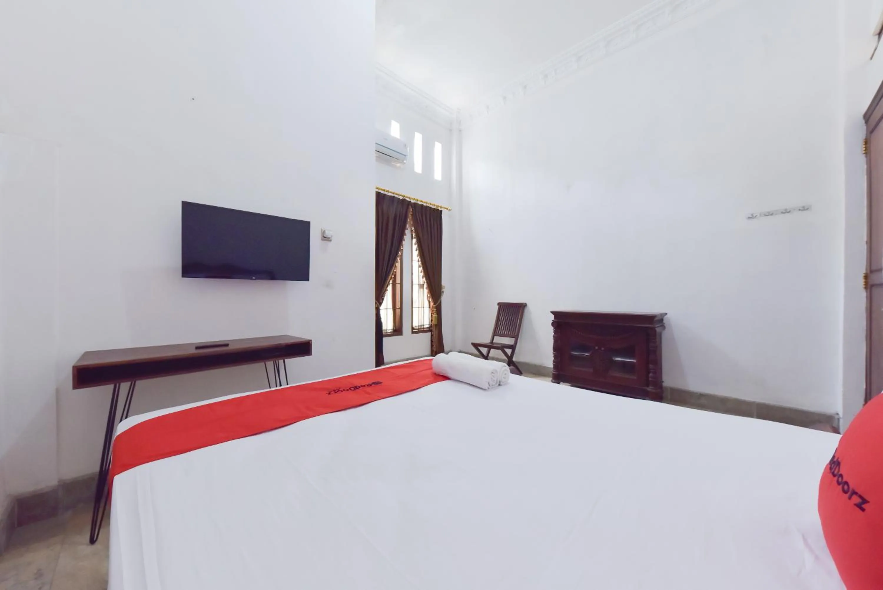 Bedroom, Bed in RedDoorz Syariah near Dago Pakar 2