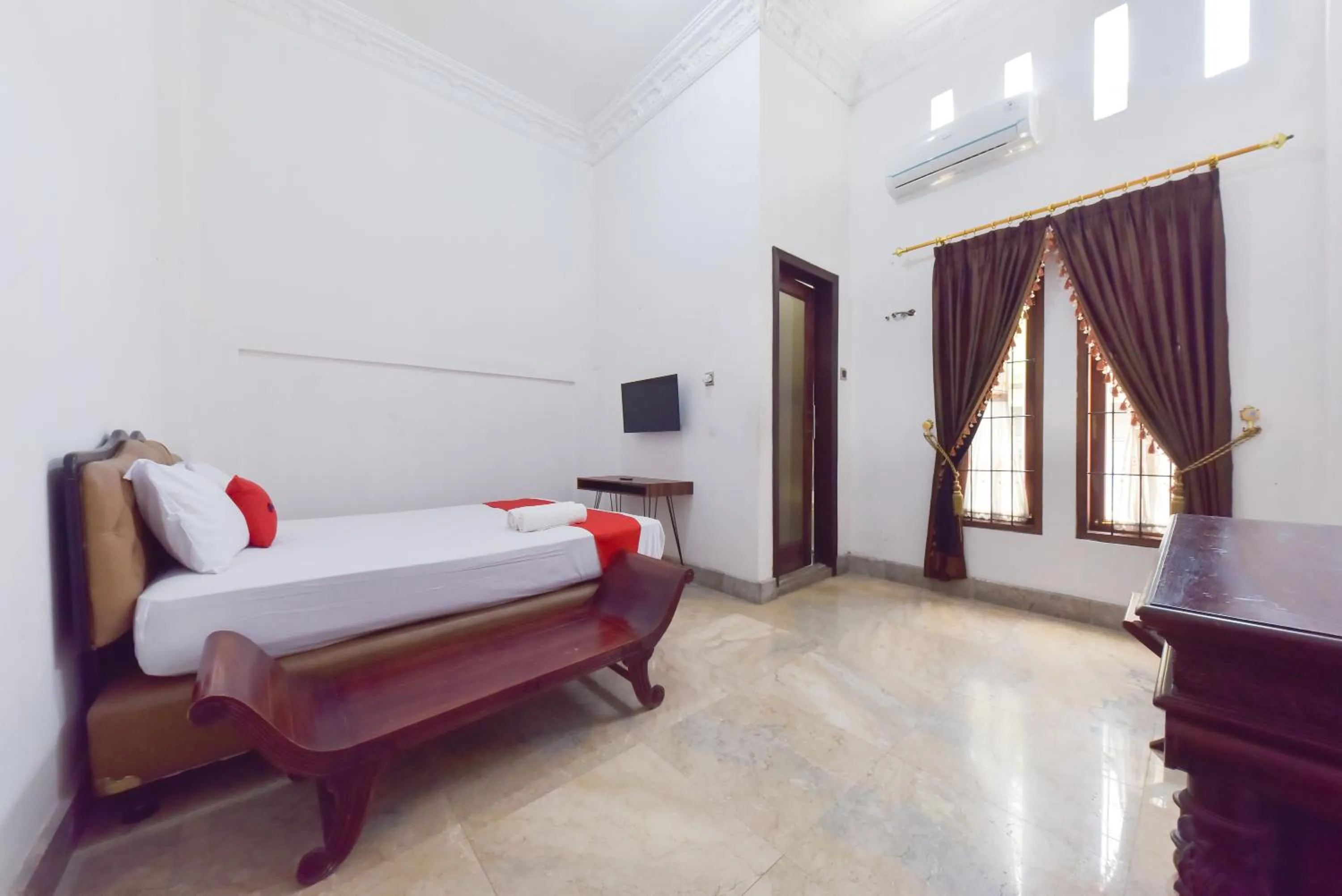 Bedroom, Bed in RedDoorz Syariah near Dago Pakar 2