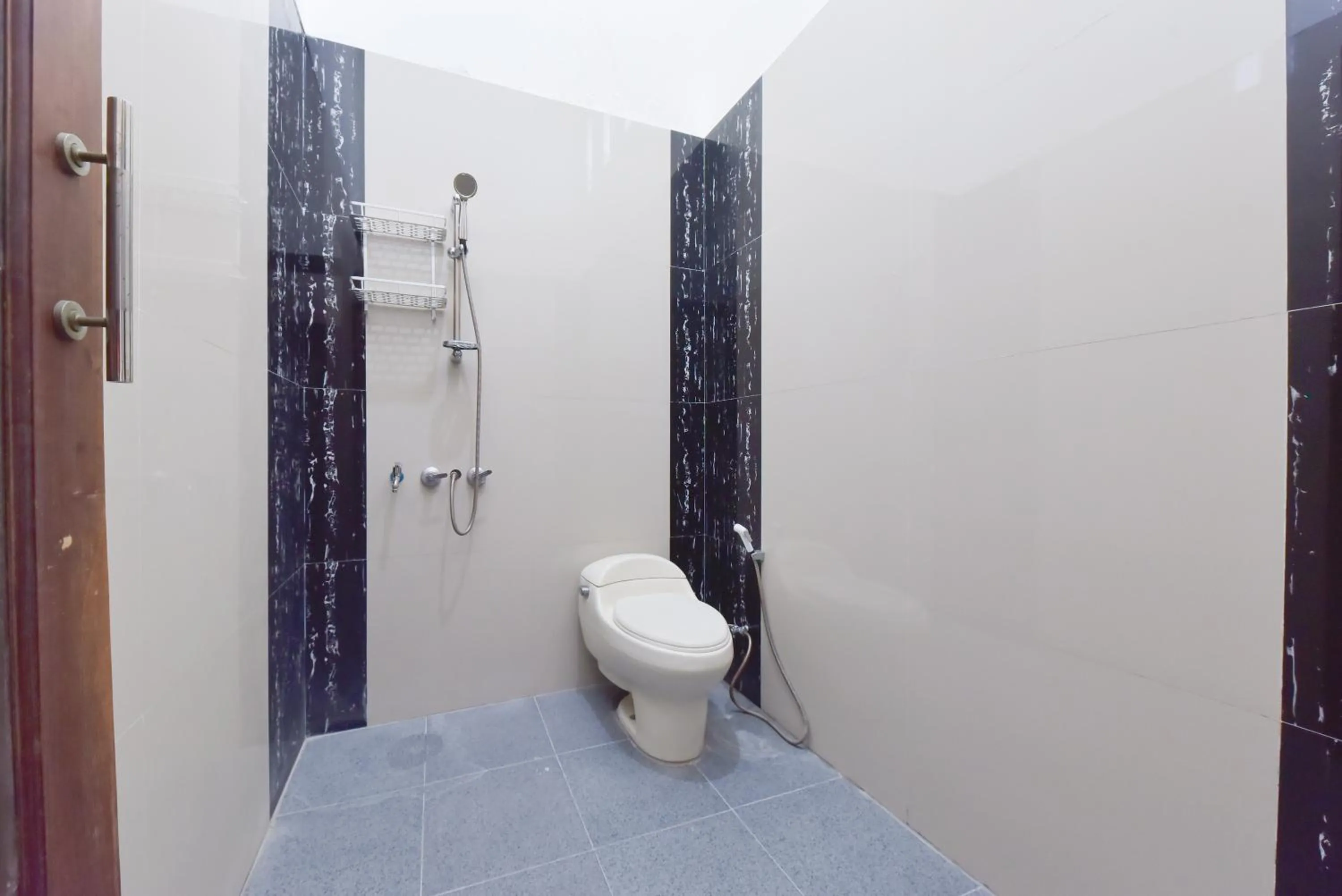 Bathroom in RedDoorz Syariah near Dago Pakar 2