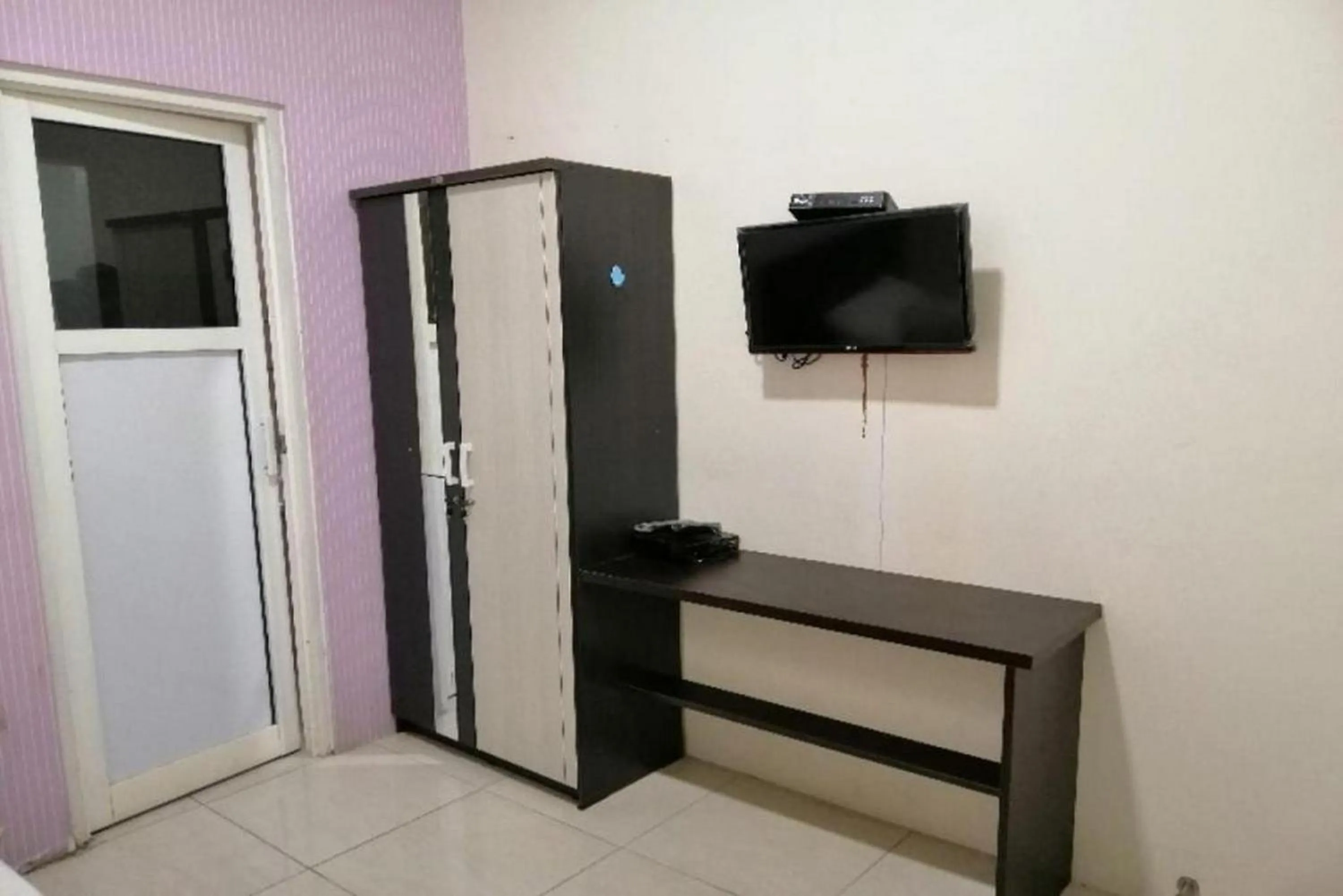 wardrobe in De Homestay Mitra RedDoorz Bitung