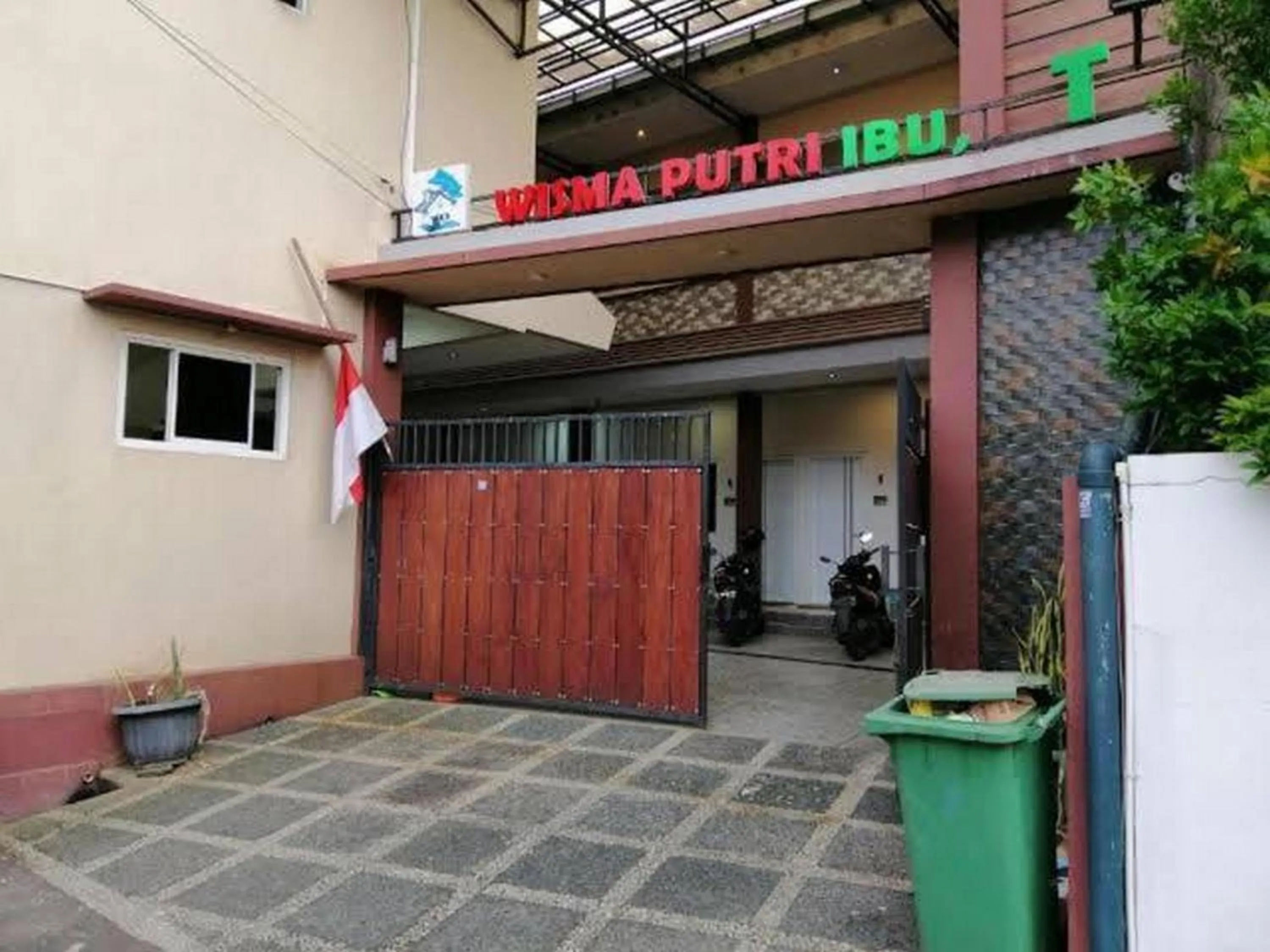 Property building in De Homestay Mitra RedDoorz Bitung