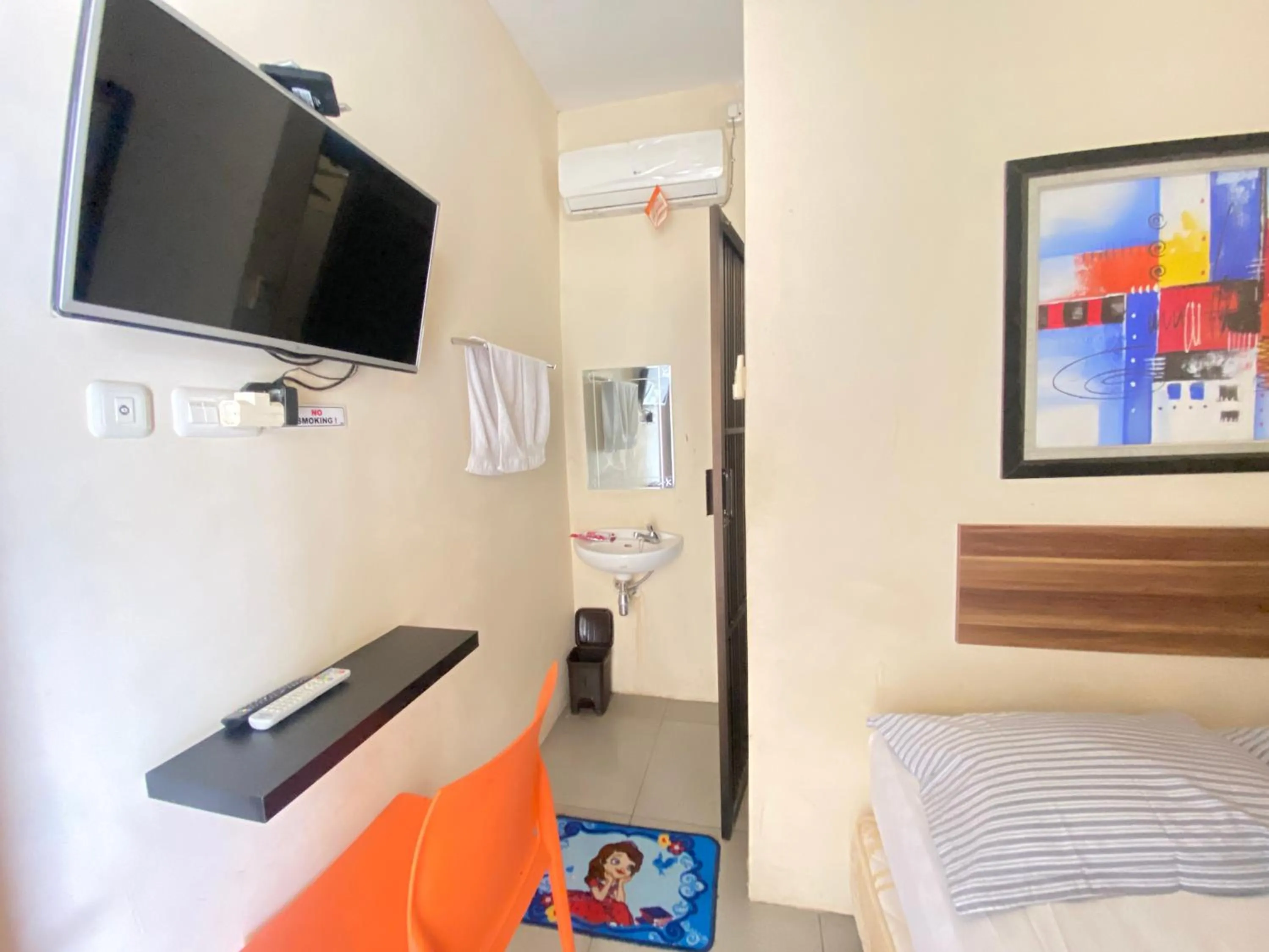 Bedroom in De Homestay Mitra RedDoorz Bitung