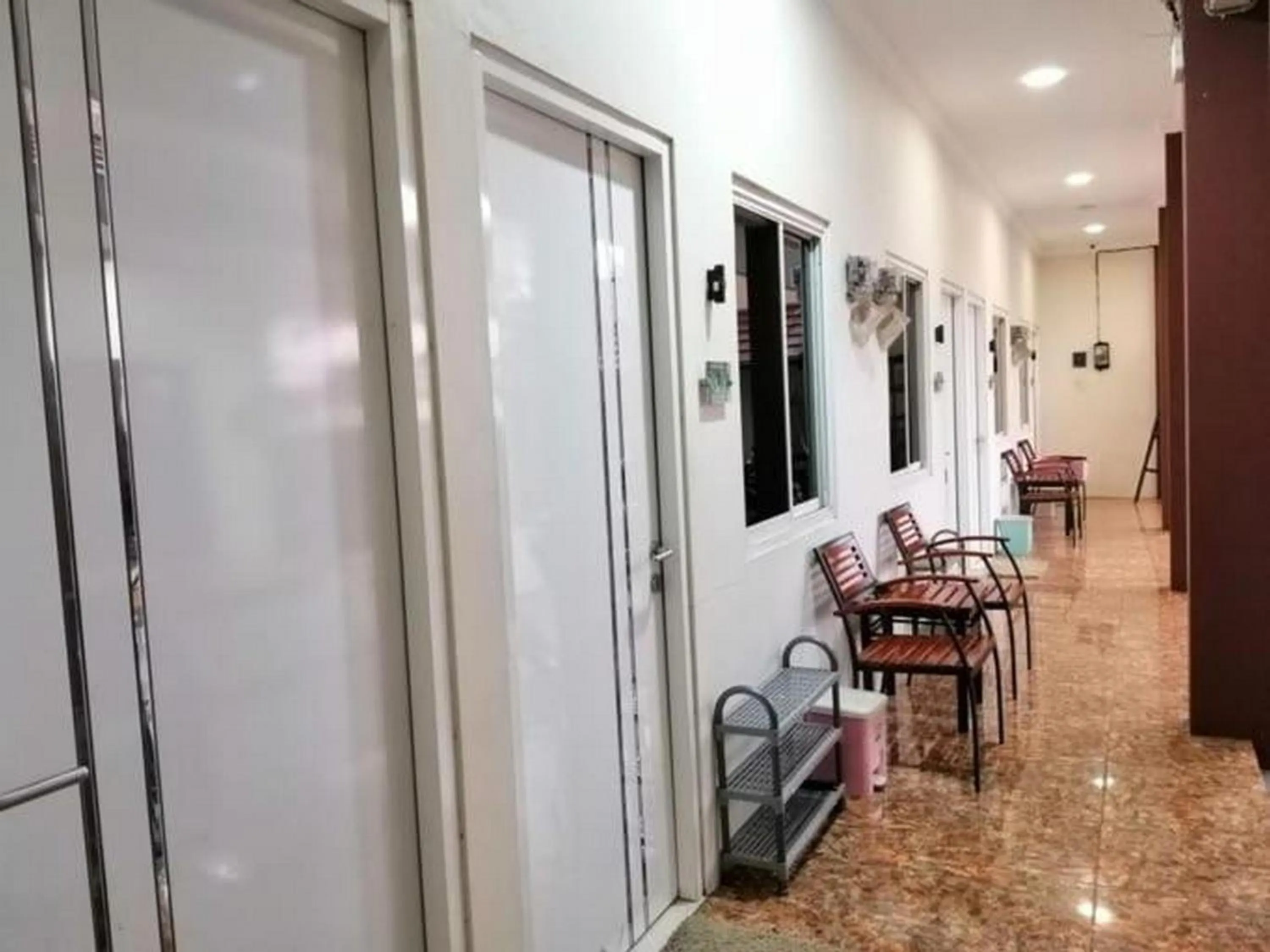 Seating area in De Homestay Mitra RedDoorz Bitung