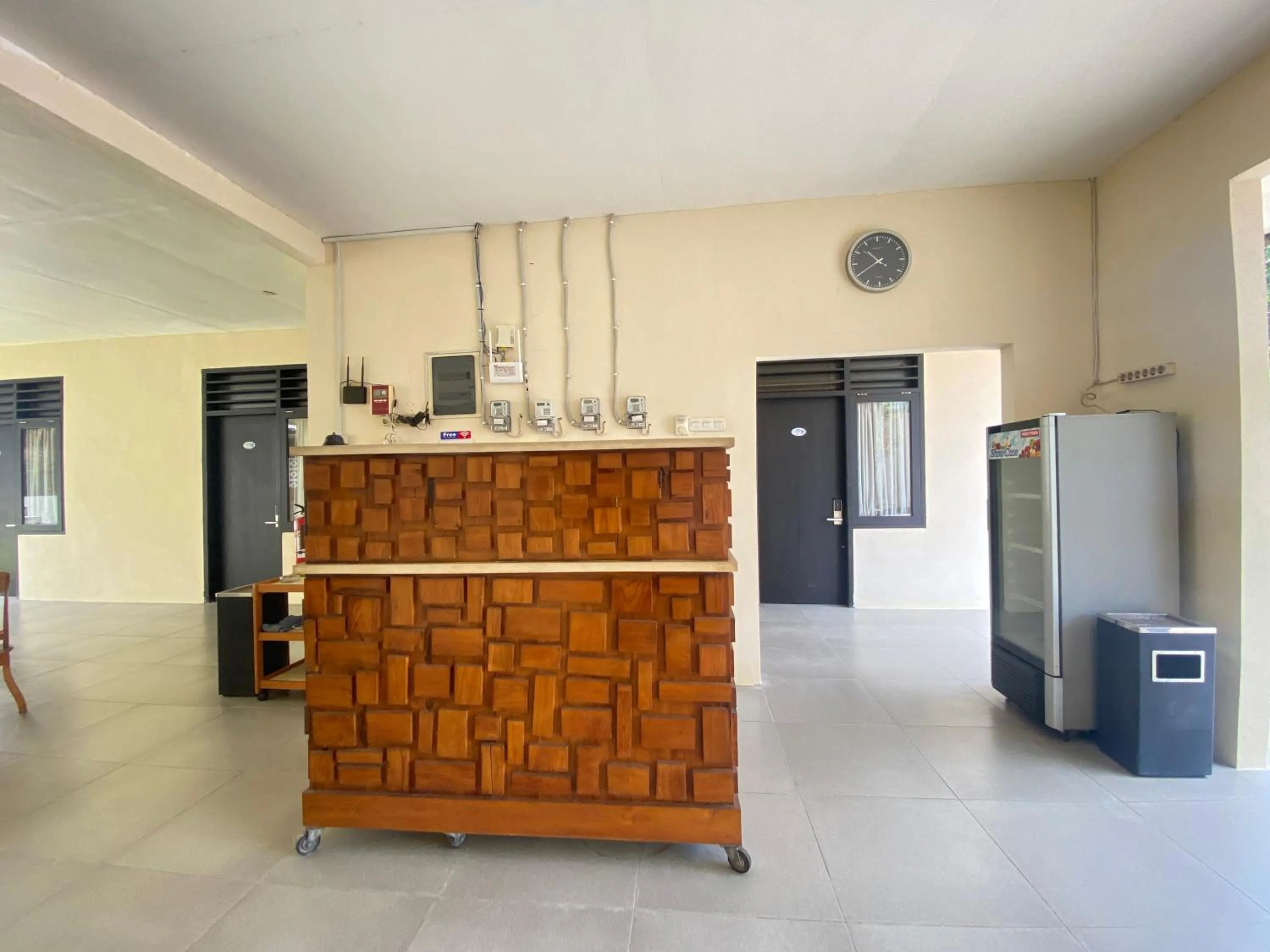 Lobby or reception in De Homestay Mitra RedDoorz Bitung