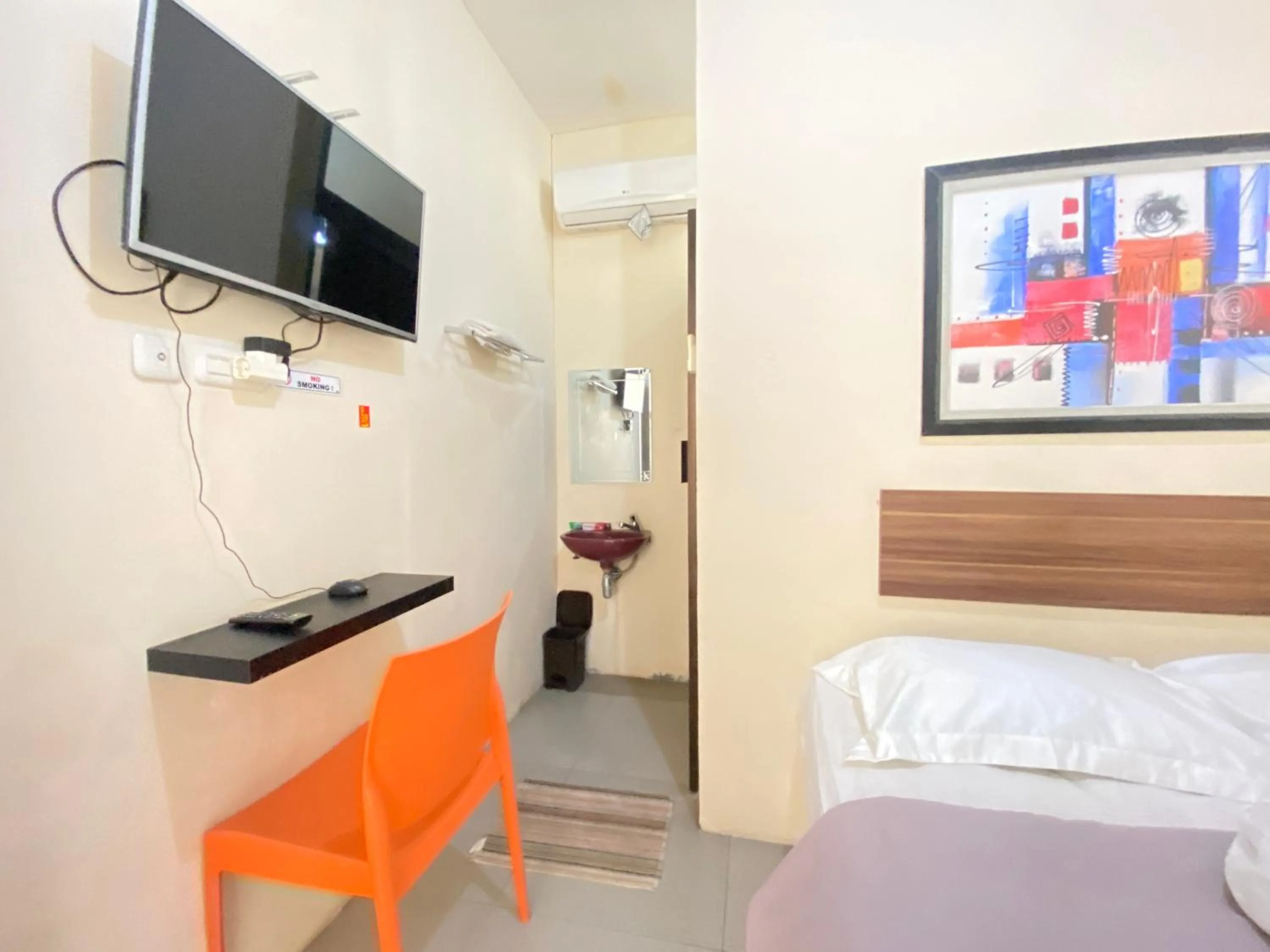 Bedroom in De Homestay Mitra RedDoorz Bitung