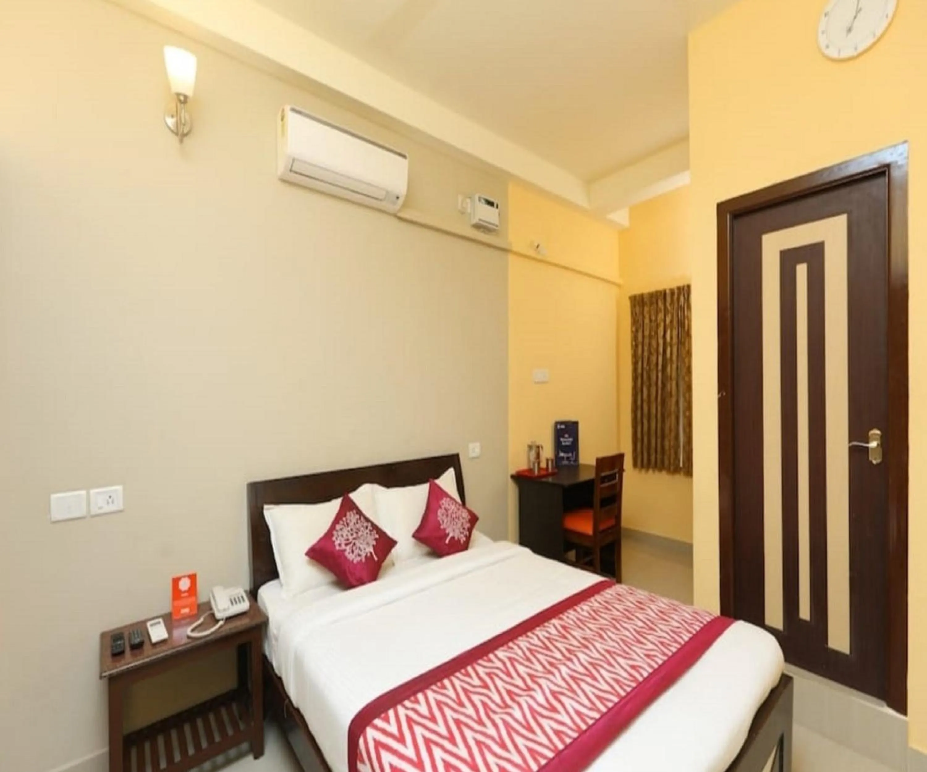 Photo of the whole room, Bed in ITs SOUTH EAST RESIDENCY