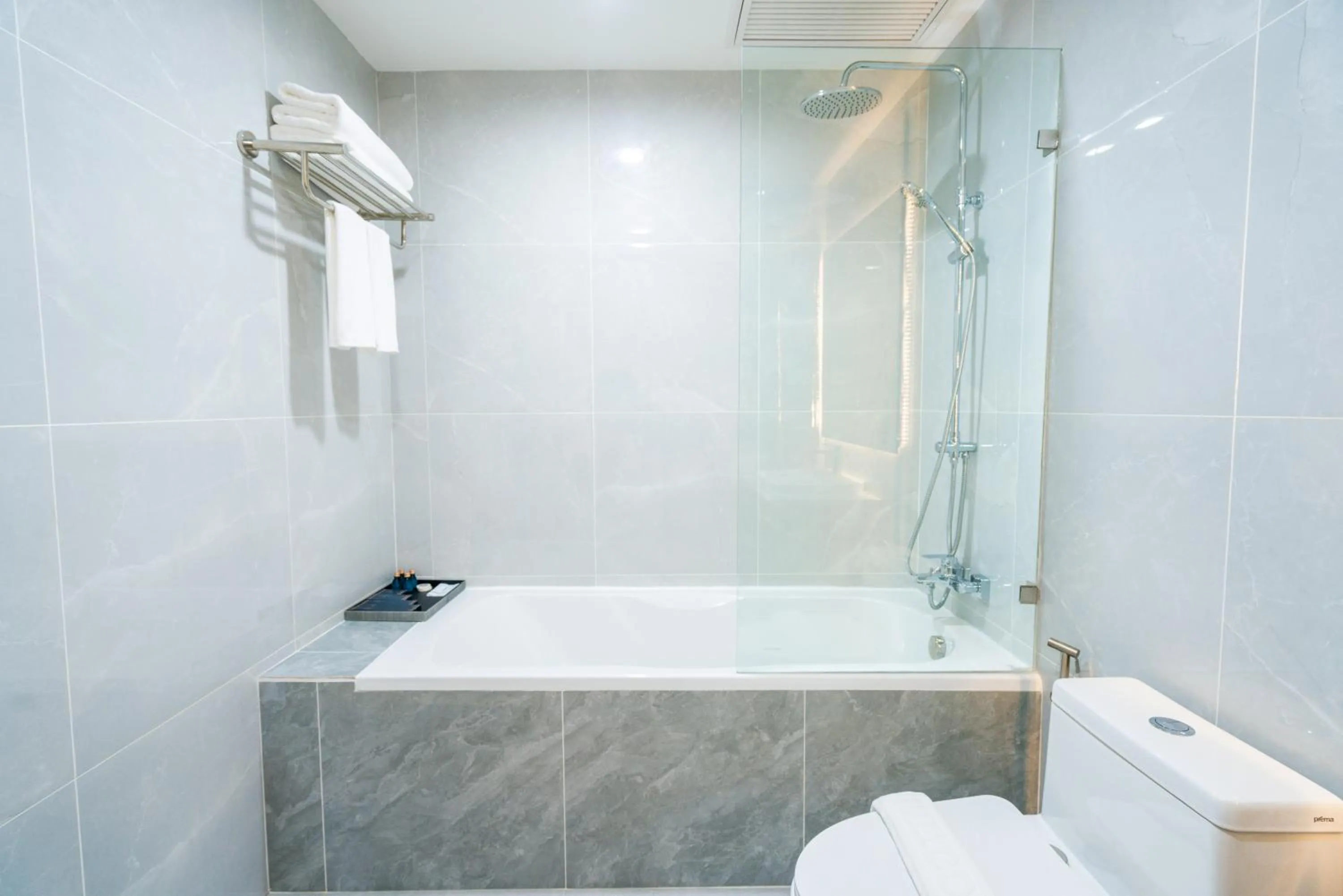 Shower in S Vangvieng Boutique Hotel