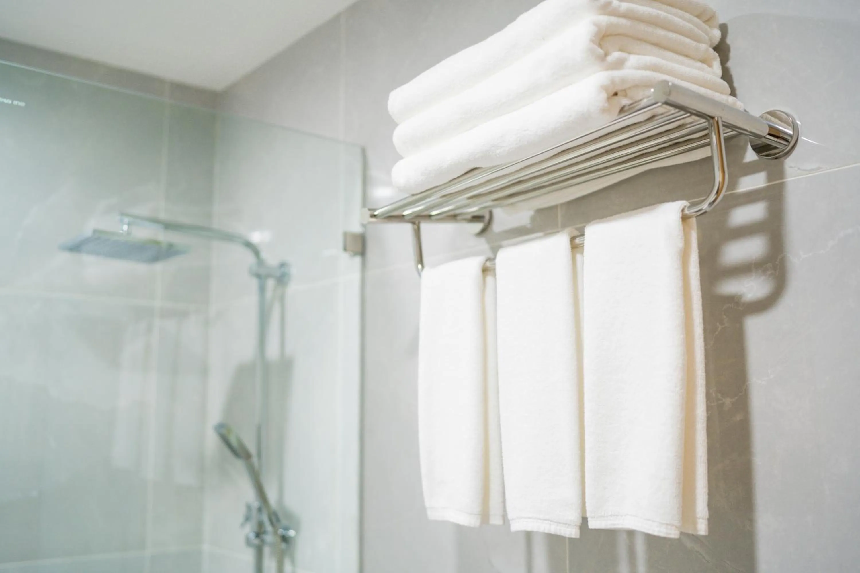 Shower in S Vangvieng Boutique Hotel