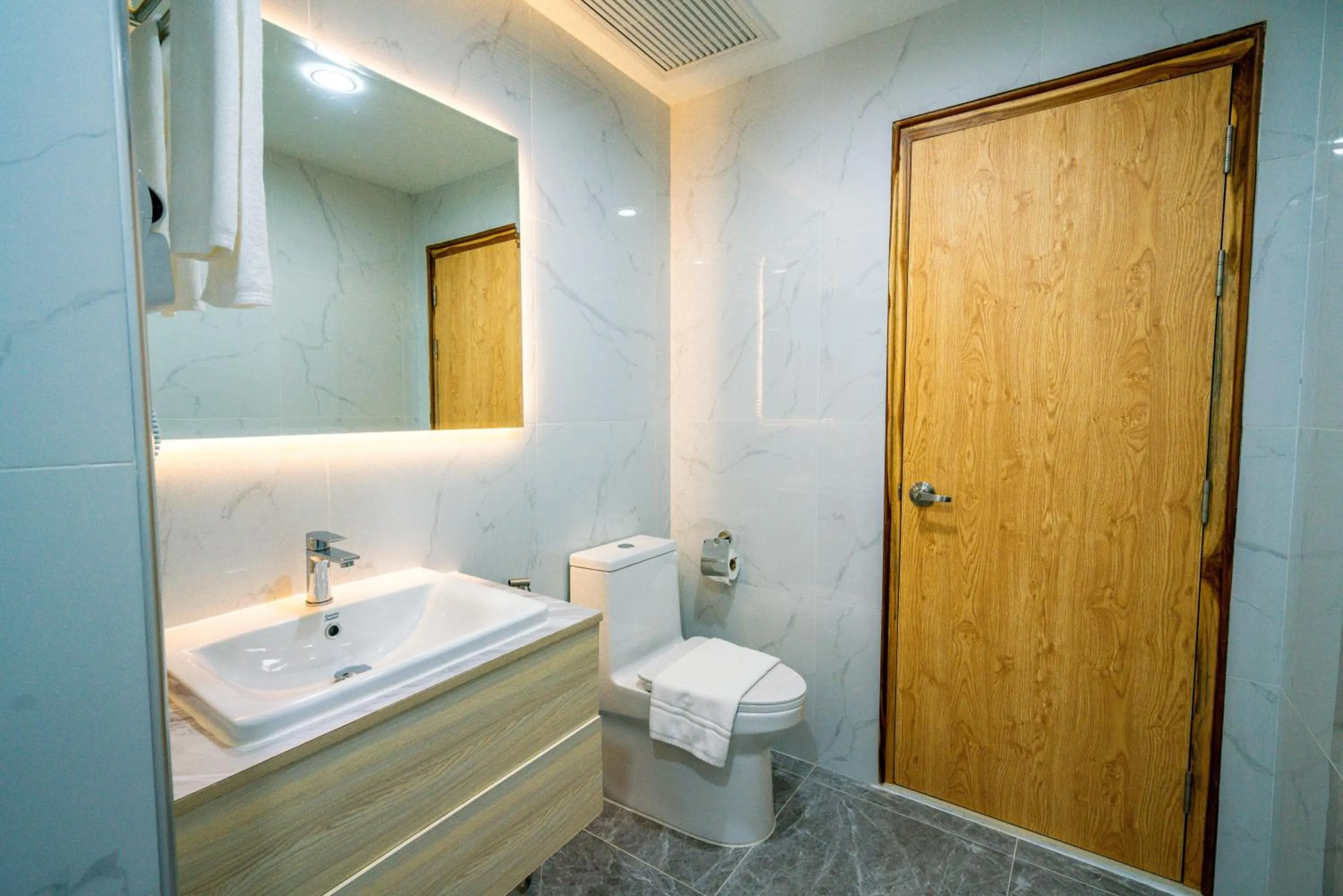 Shower in S Vangvieng Boutique Hotel