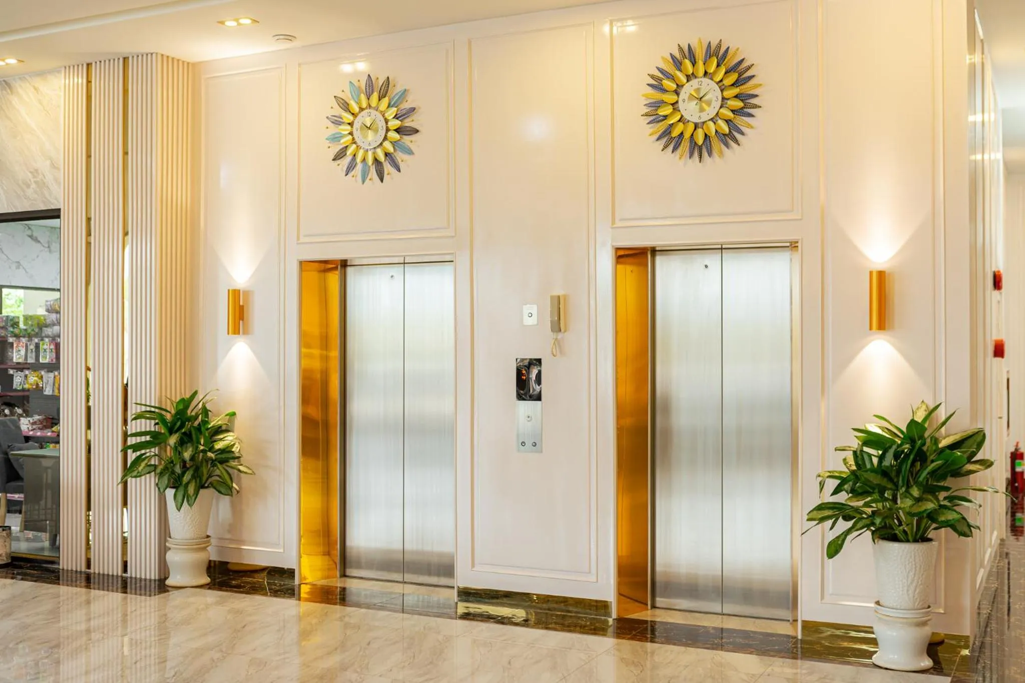 elevator in S Vangvieng Boutique Hotel