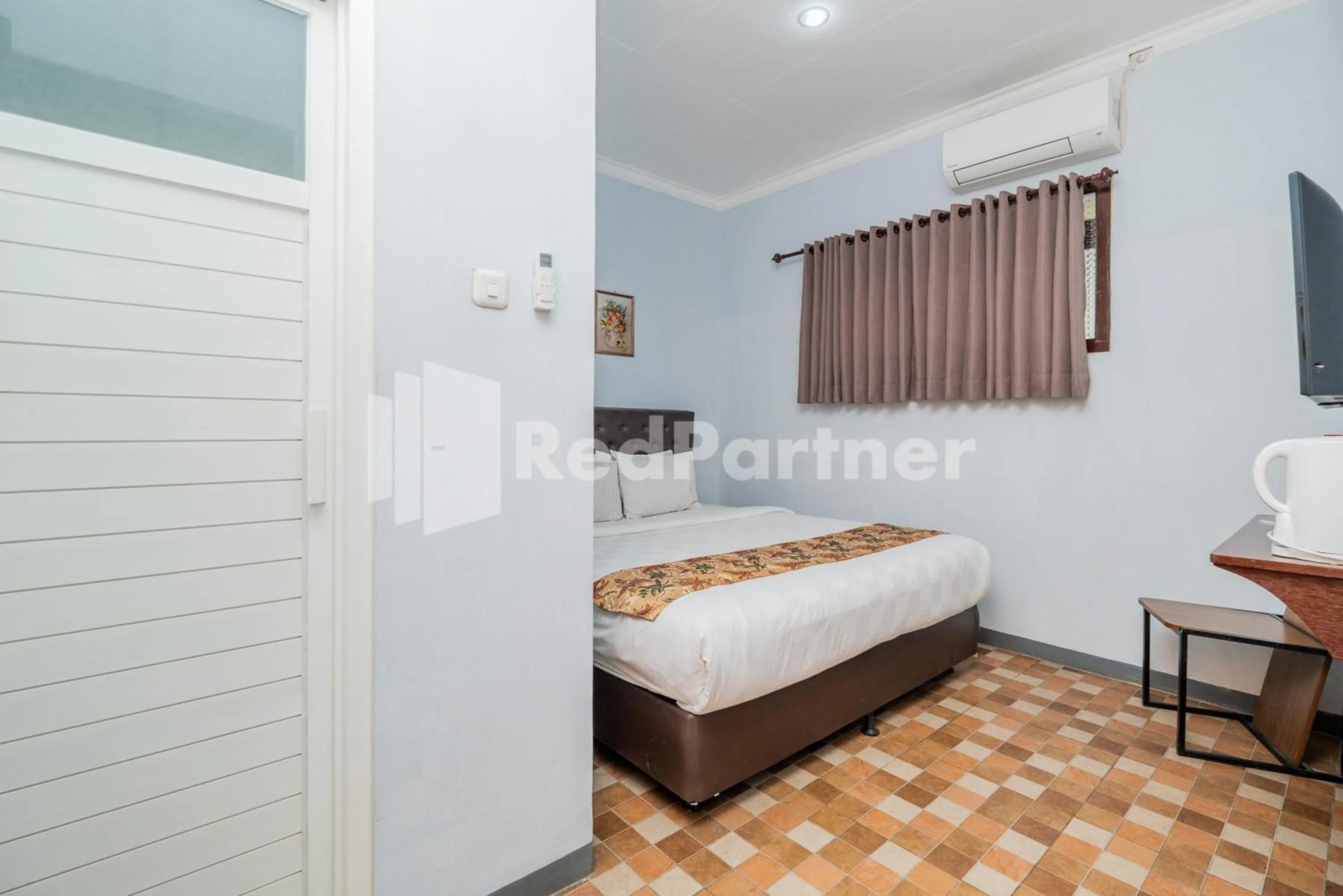 Bed in Swun Stay Inn At Sawahan Mitra RedDoorz