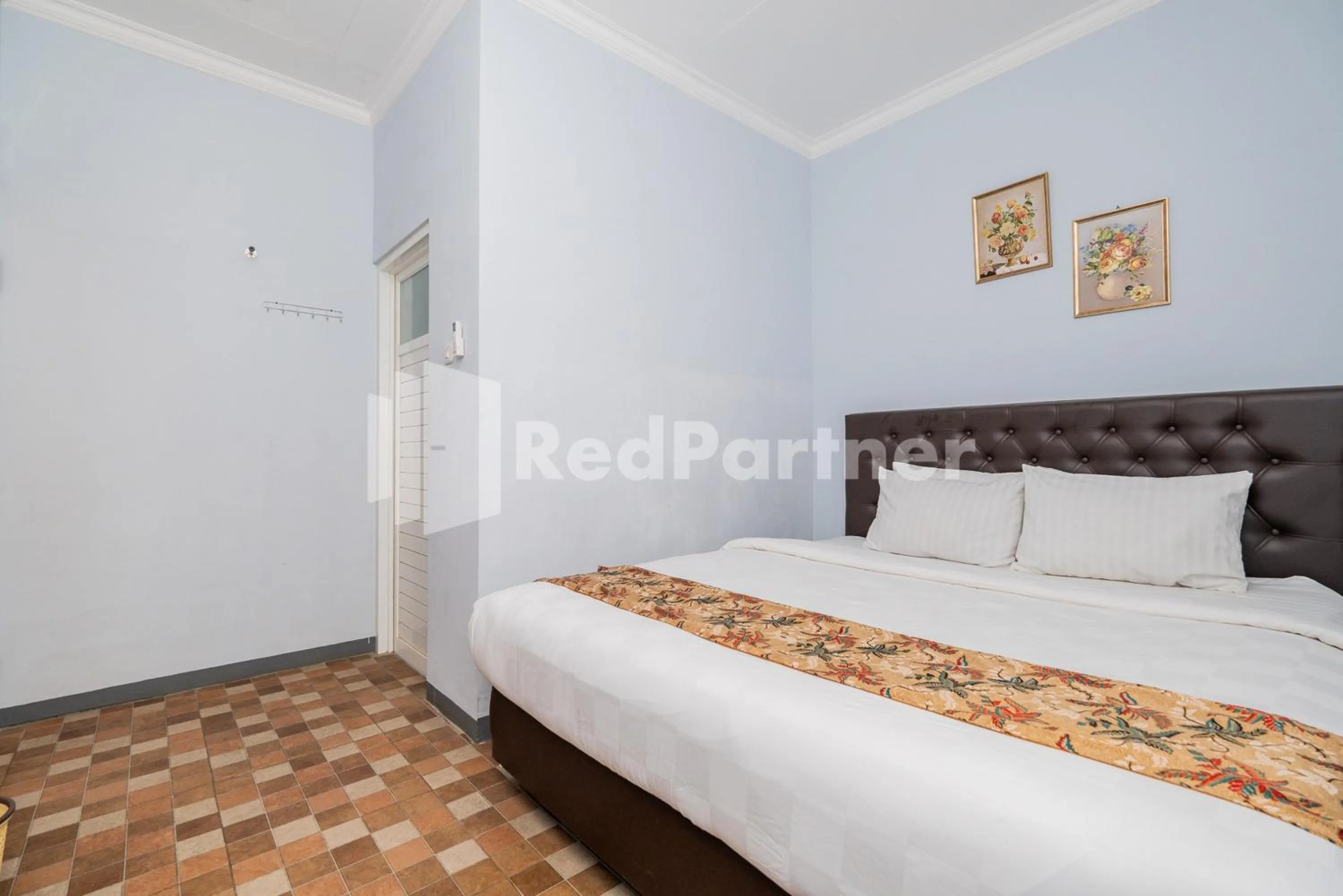 Bed in Swun Stay Inn At Sawahan Mitra RedDoorz