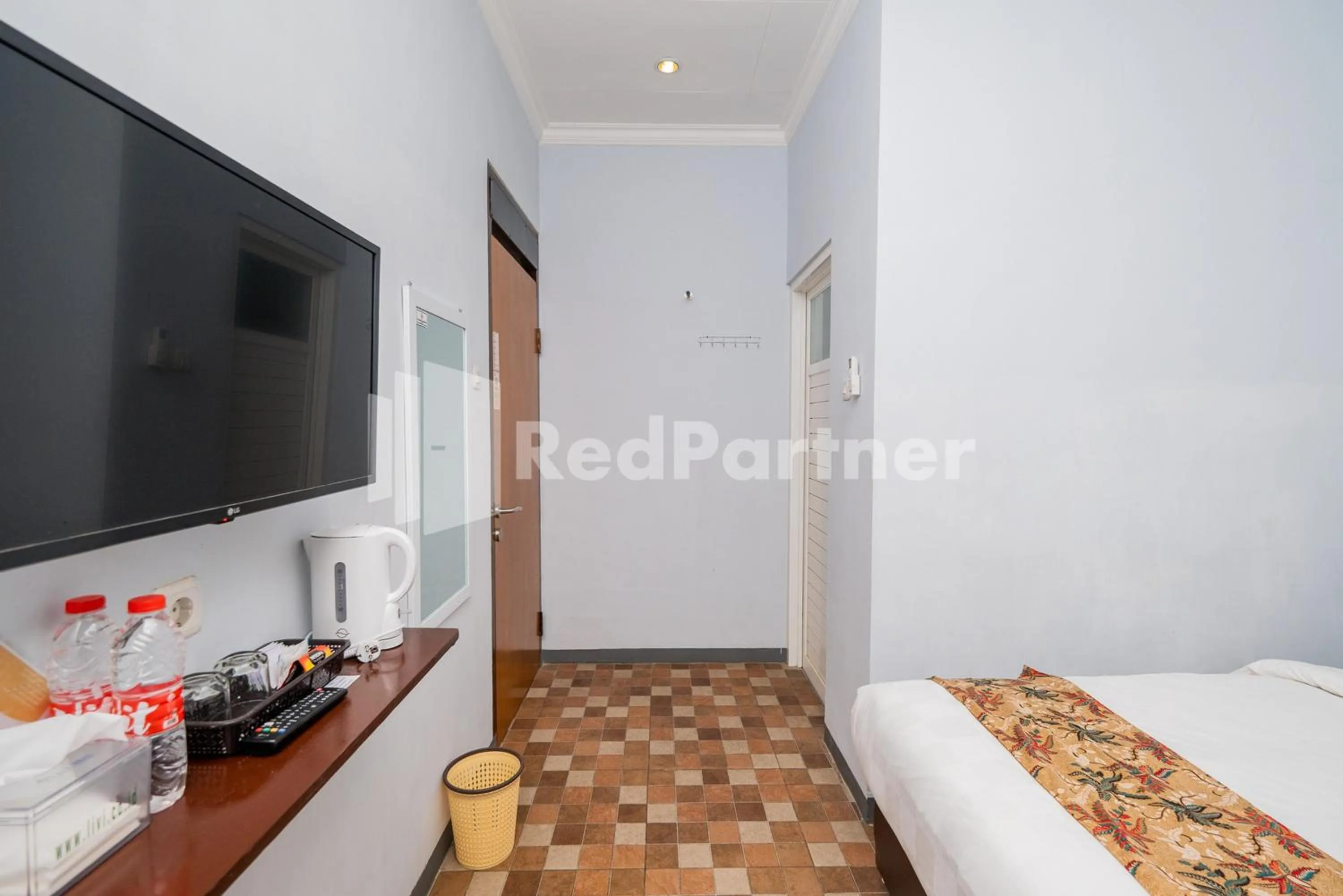 Bed in Swun Stay Inn At Sawahan Mitra RedDoorz