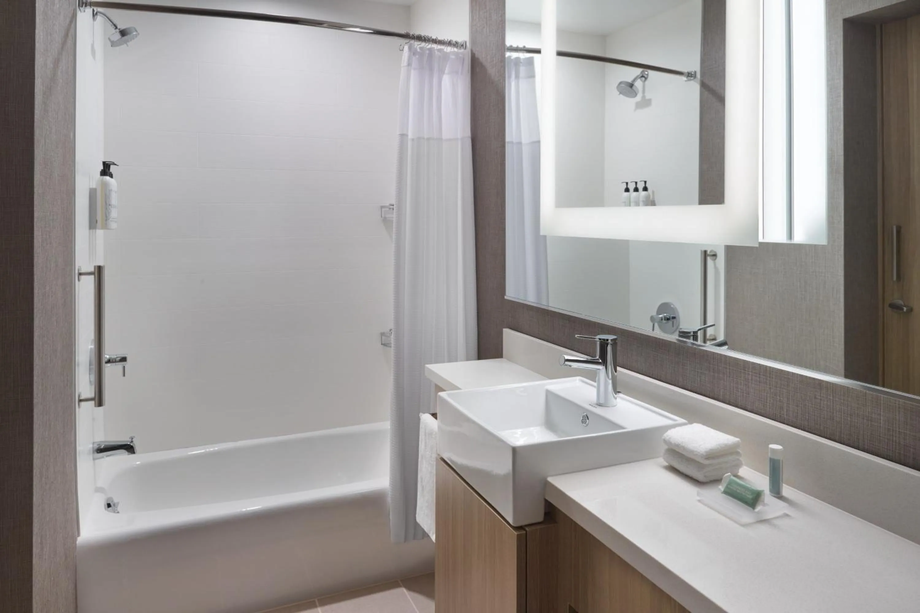 Bathroom in SpringHill Suites by Marriott Franklin Mint