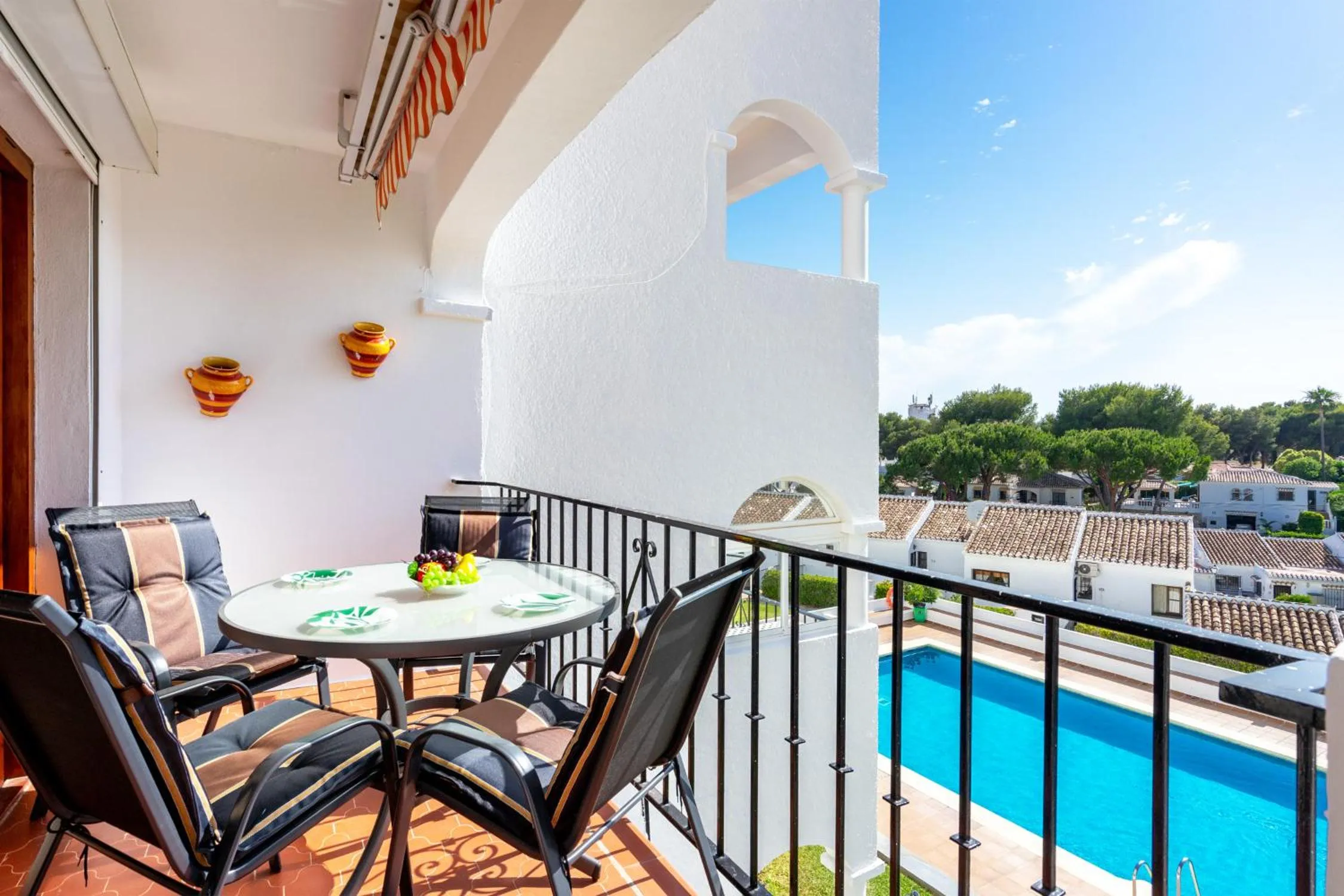 Lovely Apt with Pool by Costarentals - Ref 07