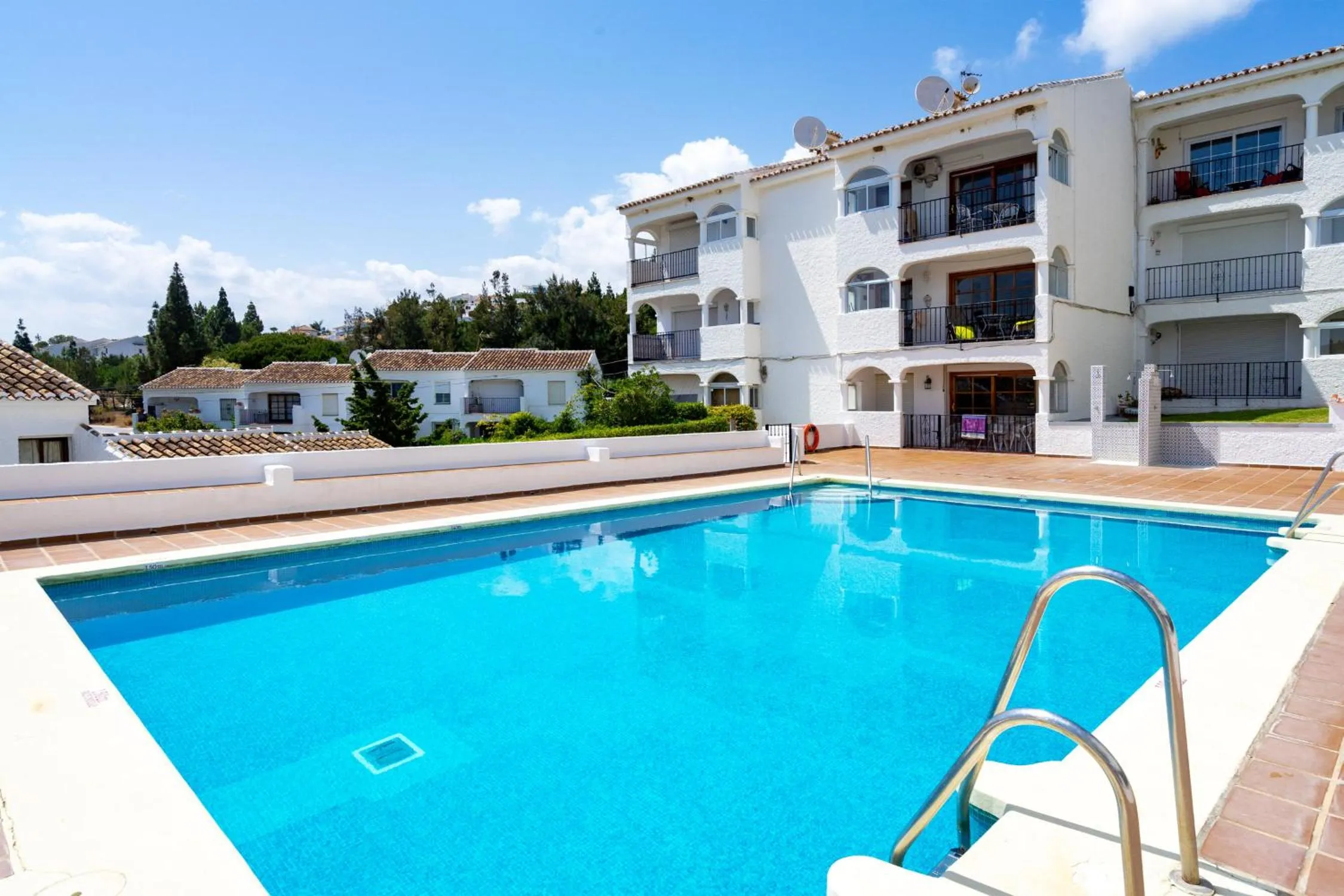 Lovely Apt with Pool by Costarentals - Ref 07
