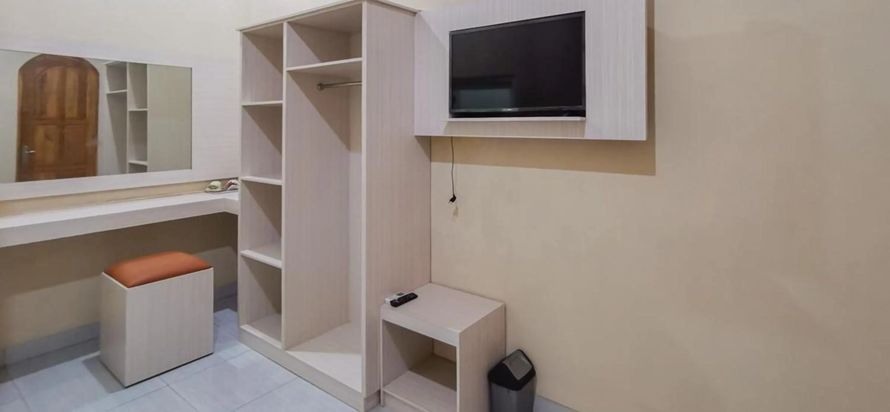 hair dresser in RedDoorz near Pantai Pancer Door Pacitan