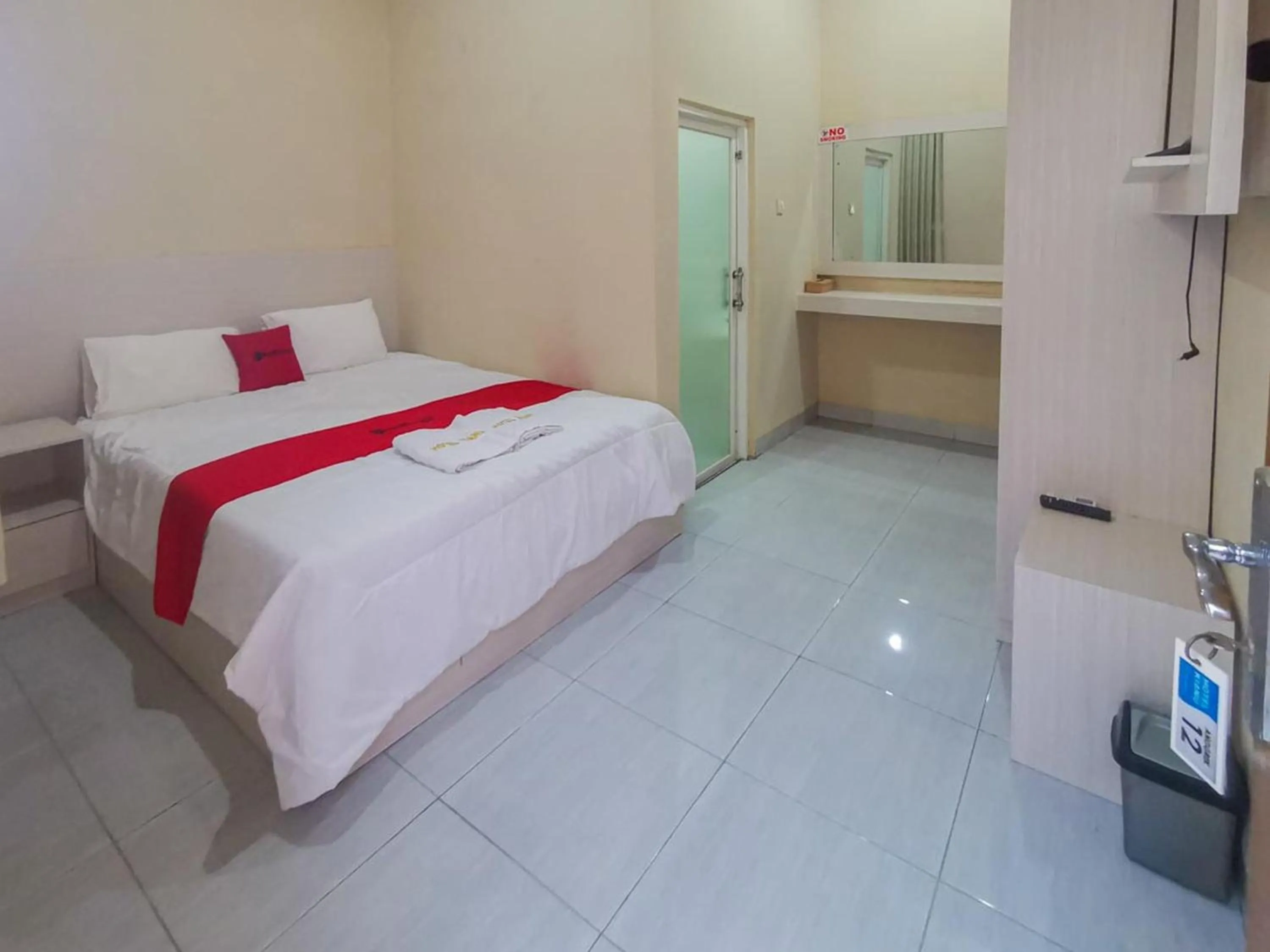 Bedroom, Bed in RedDoorz near Pantai Pancer Door Pacitan
