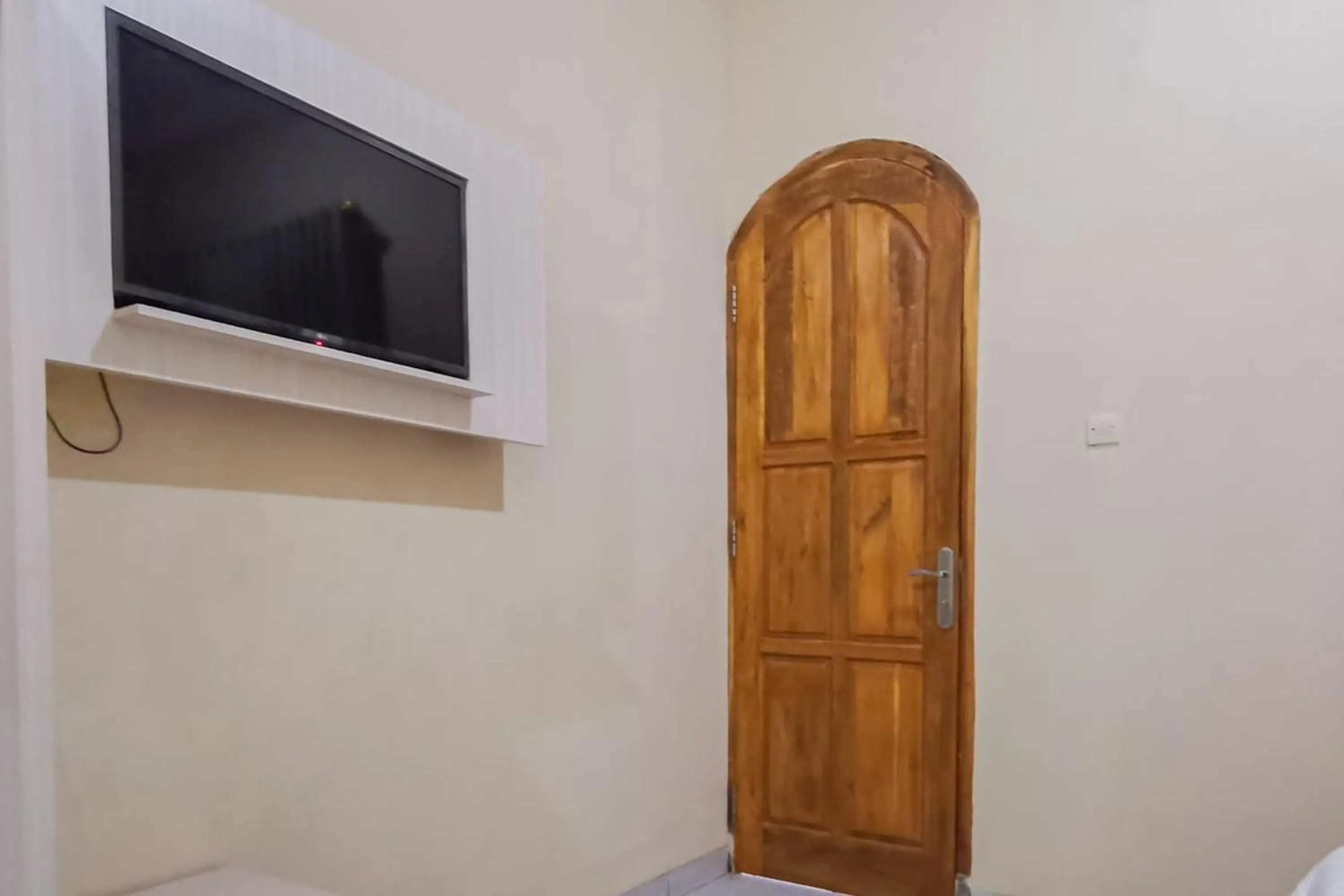 TV and multimedia in RedDoorz near Pantai Pancer Door Pacitan