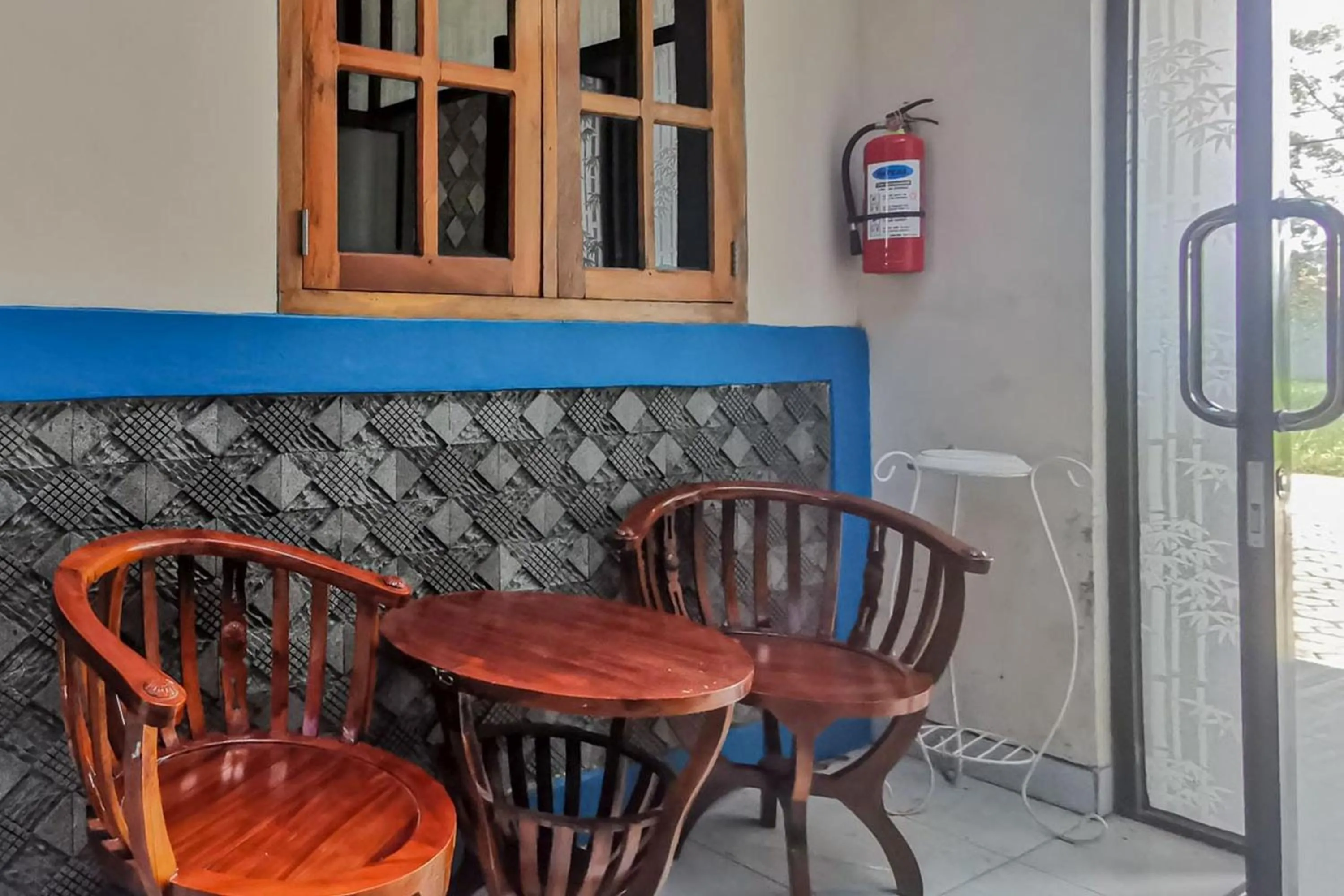 Seating area in RedDoorz near Pantai Pancer Door Pacitan