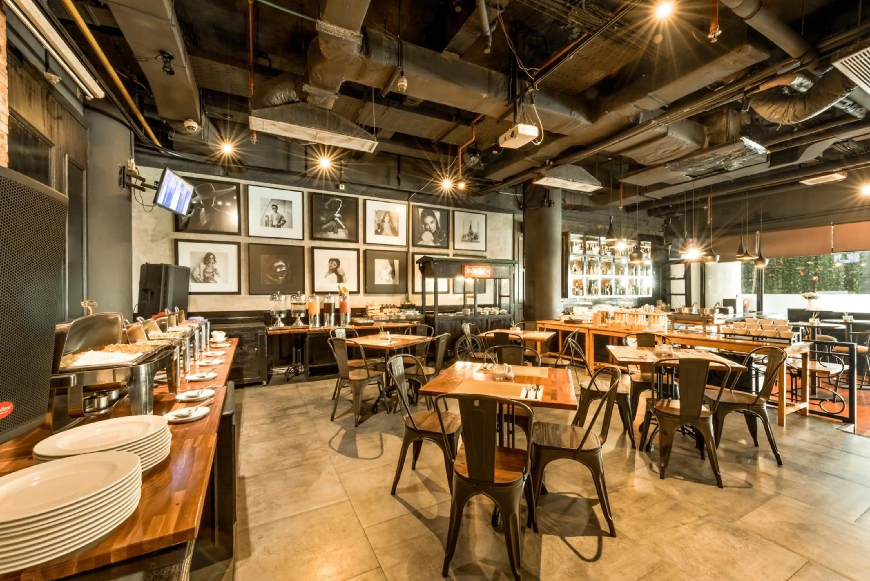 Restaurant/places to eat in Maxone Premier Melawai