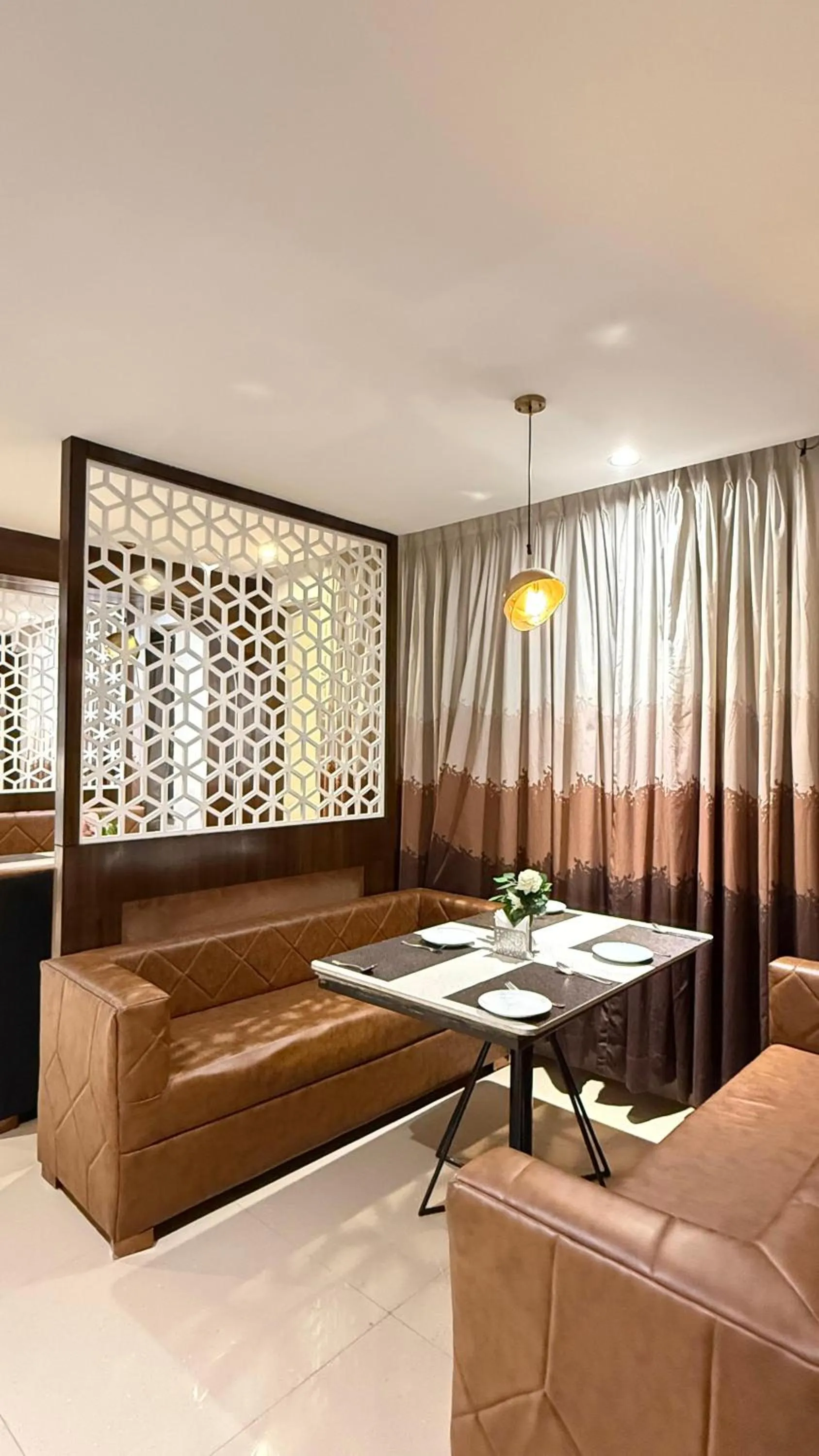 Restaurant/places to eat in Hotel Emperor Paradise